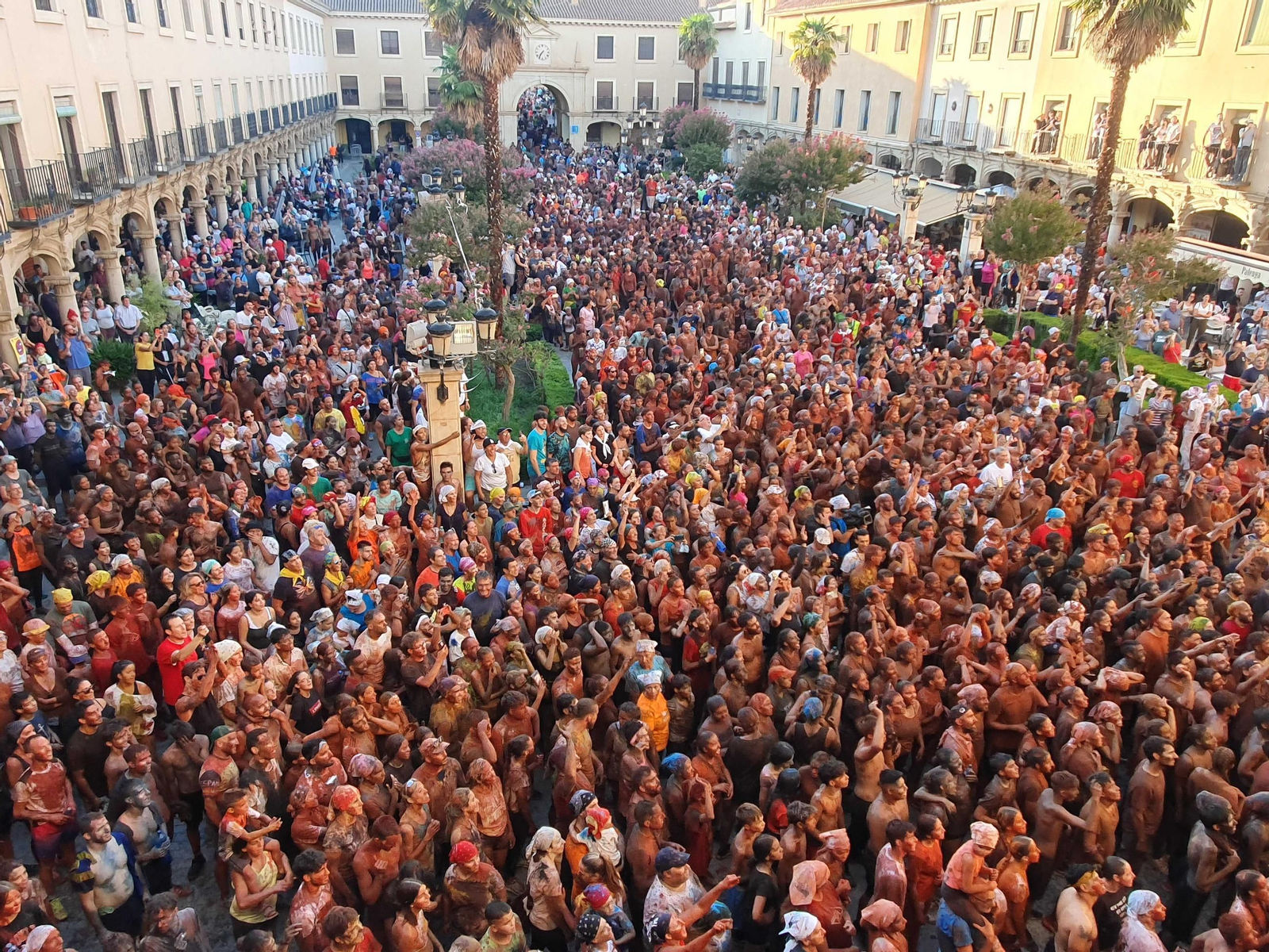 La Plaza Mayor de Guadix abarrotada ante la llegada del Cascamorras 2024.