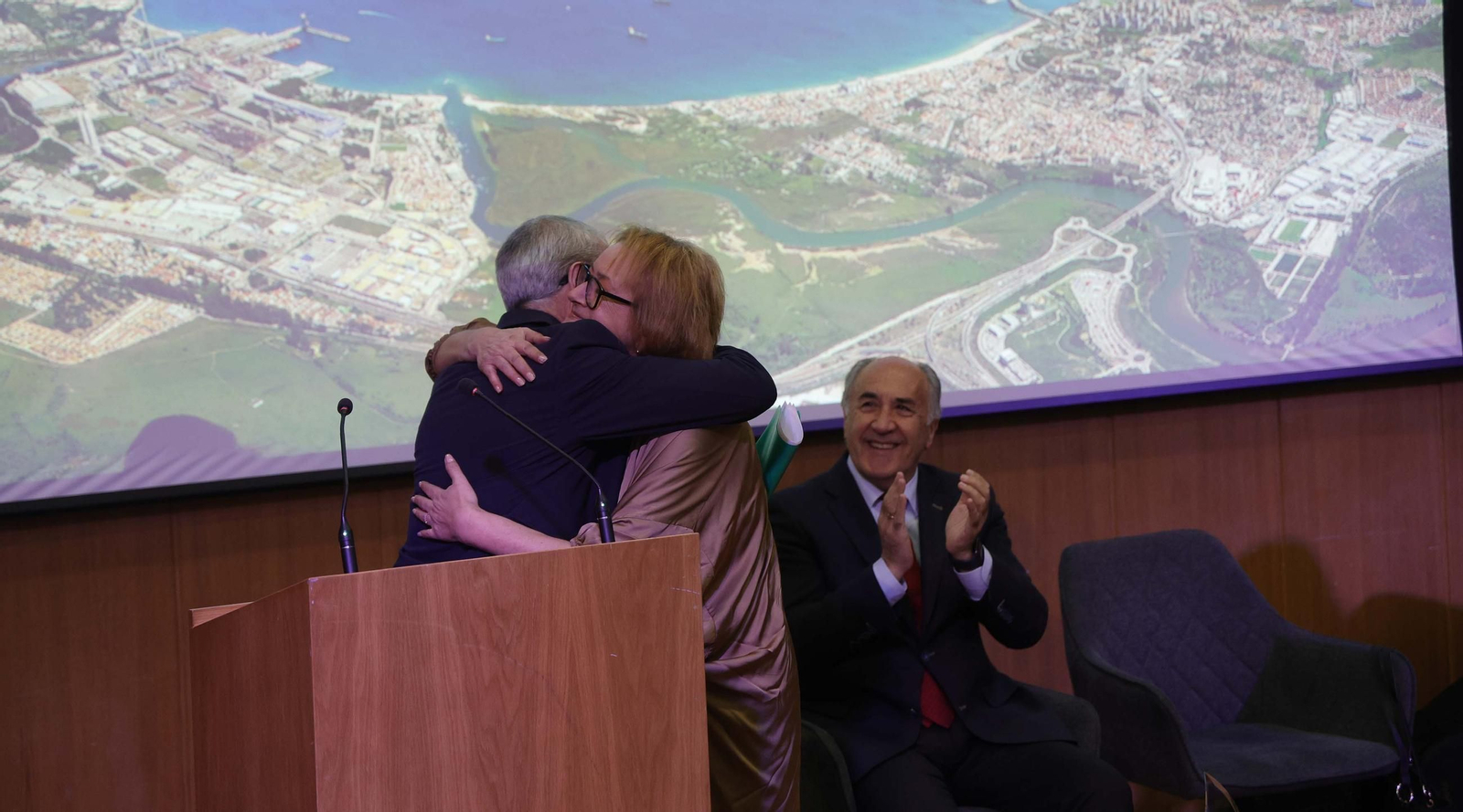 Fotos de la entrega de los premios del Ateneo de Algeciras a María Quiros y Tatiana Delalvz