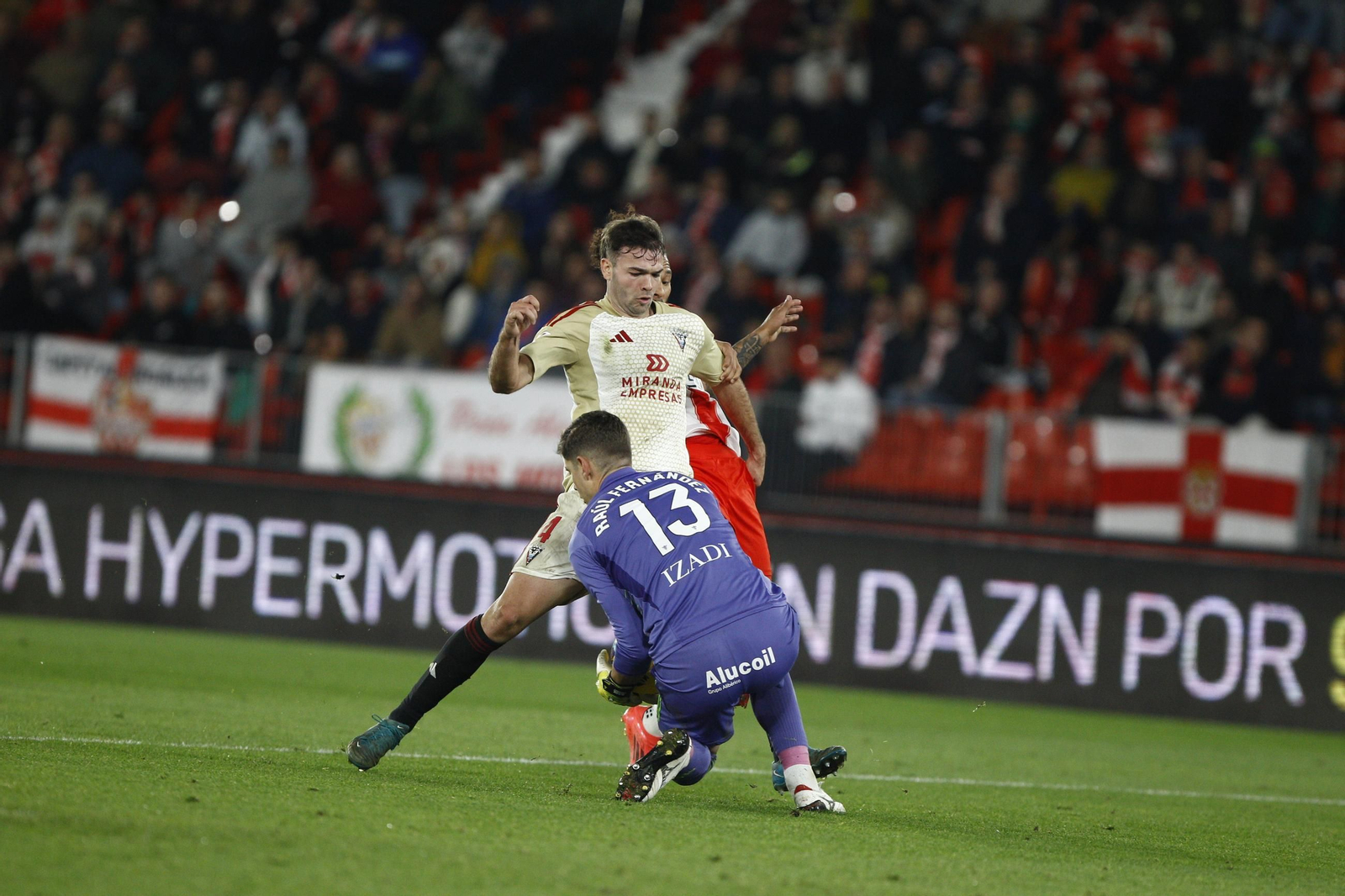 La U.D. Almería se impone por 1-0 al C.D. Mirandés y alcanza la segunda plaza, en imágenes