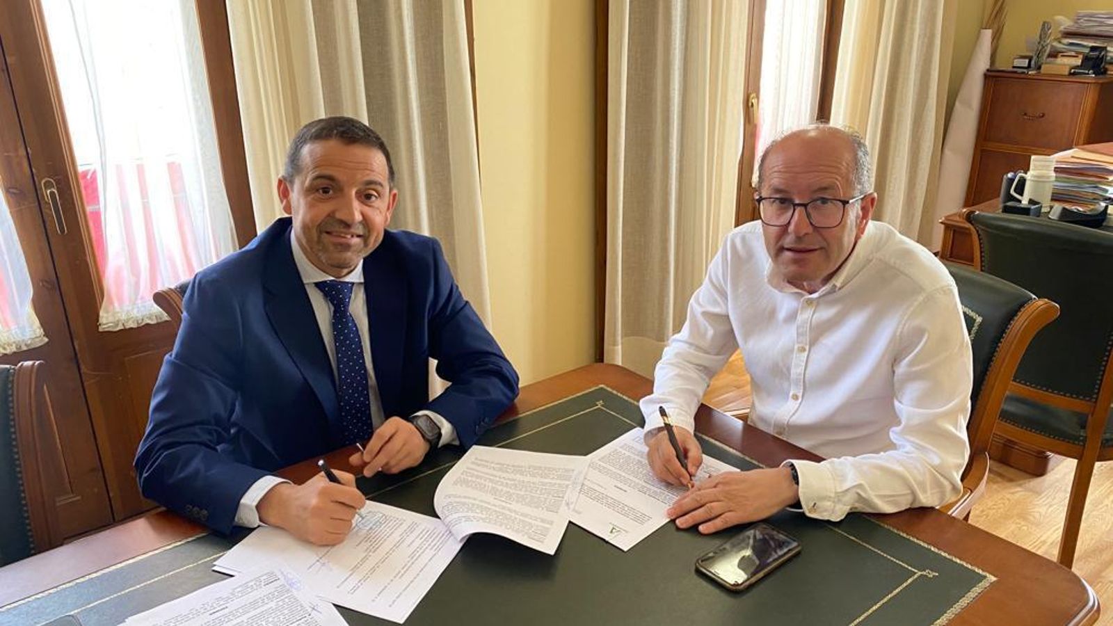 Momento de la firma de la cesión del inmueble.