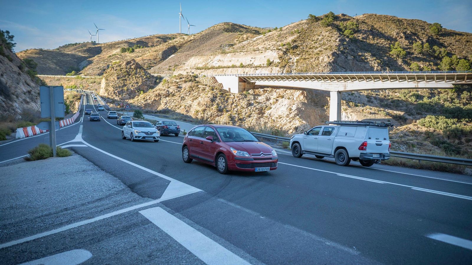 Varios coches pasando por la N-323 tras el desvío de la autovía por las obras, a su paso por el túnel de Ízbor