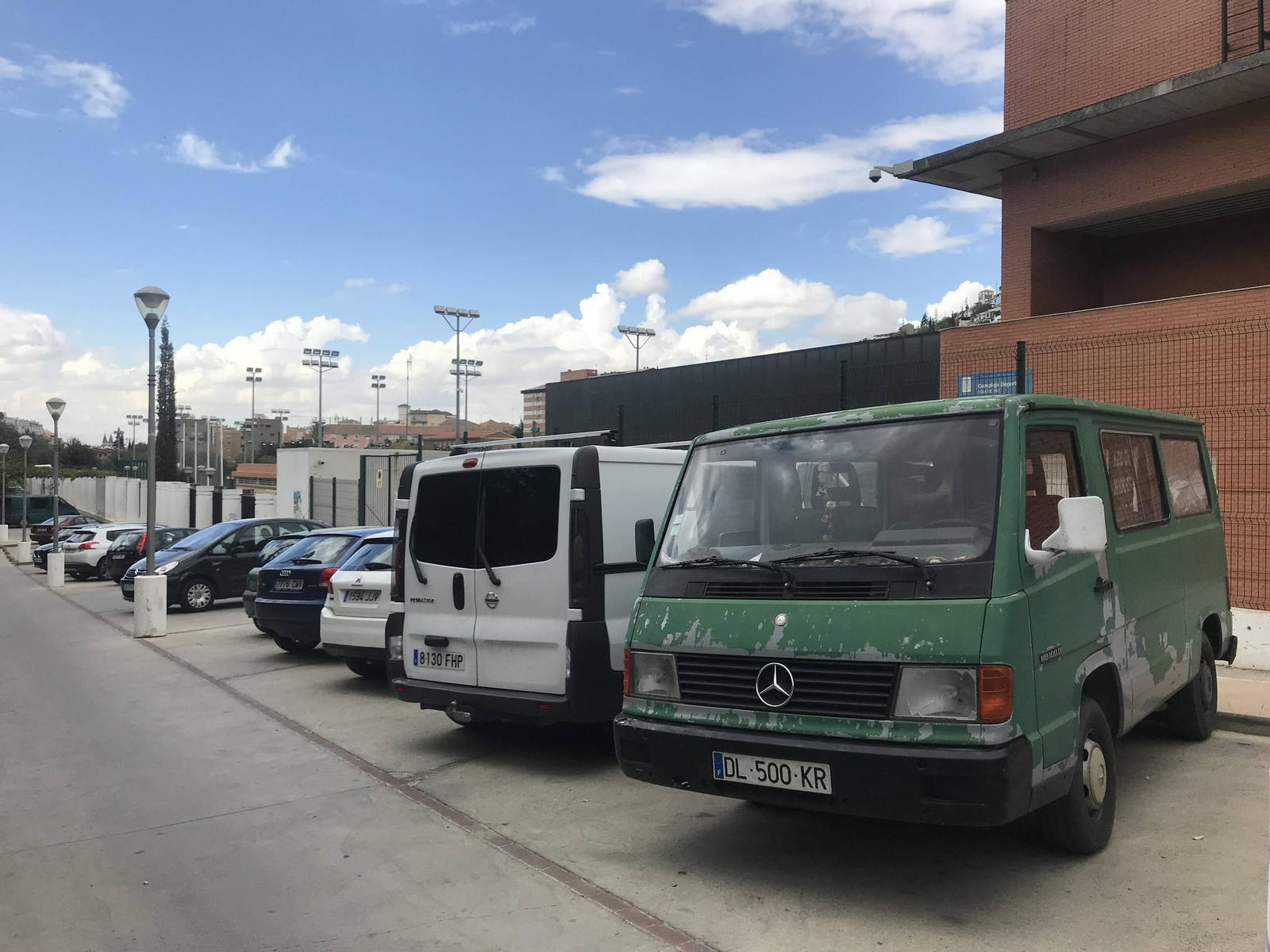 El aparcamiento del polideportivo es utilizado por numerosos viajeros pese a las restricciones. El aparcamiento del polideportivo es utilizado por numerosos viajeros pese a las restricciones.