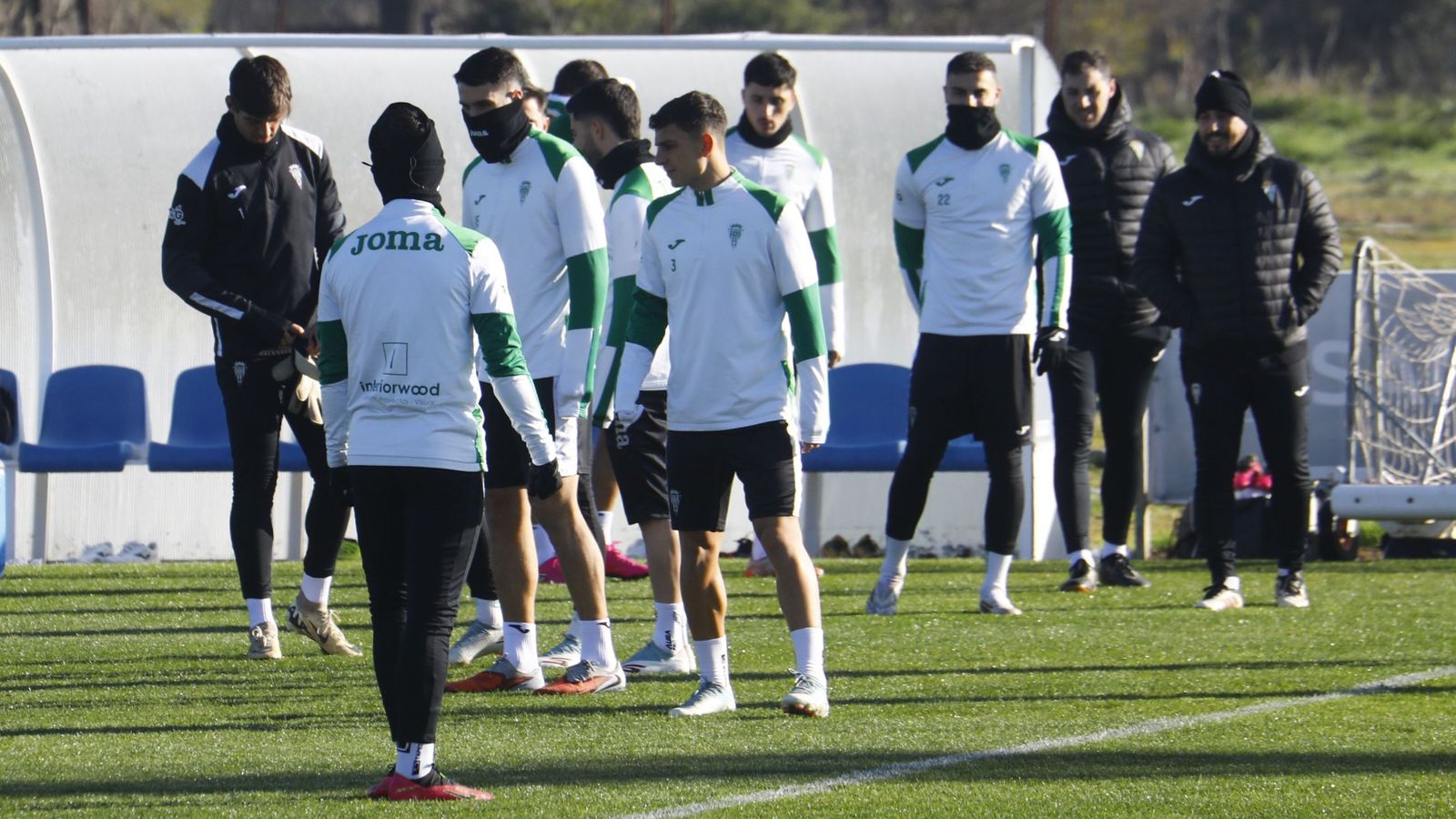 Carlos Isaac, al fondo, en el entrenamiento del Córdoba CF de este miércoles.