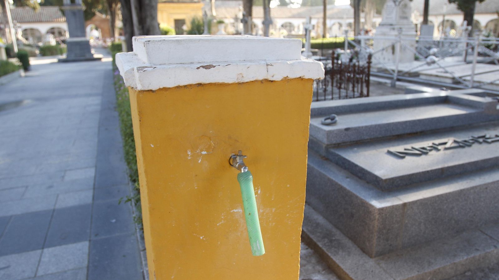 Una de las fuentes 'capadas' en el cementerio de San Rafael.