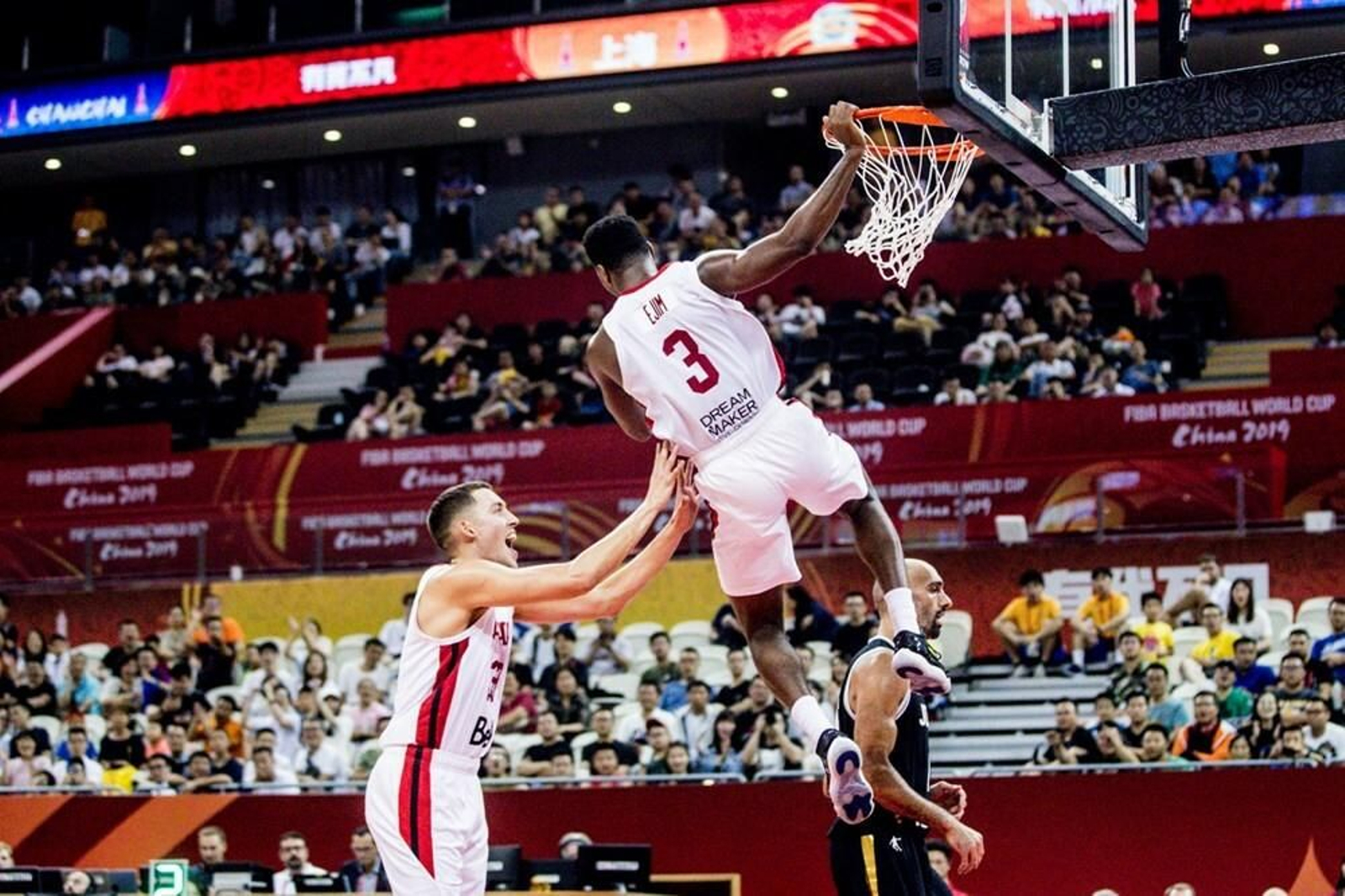 Ejim realiza un mate con Wiltjer detrás.