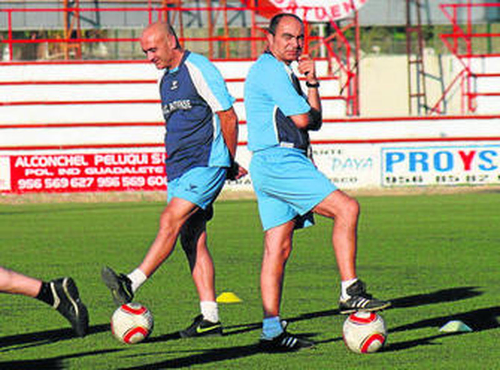 El secretario técnico del Racing, Javier Zafra (i), con el entrenador, Paco Corbeto, en un entrenamiento.