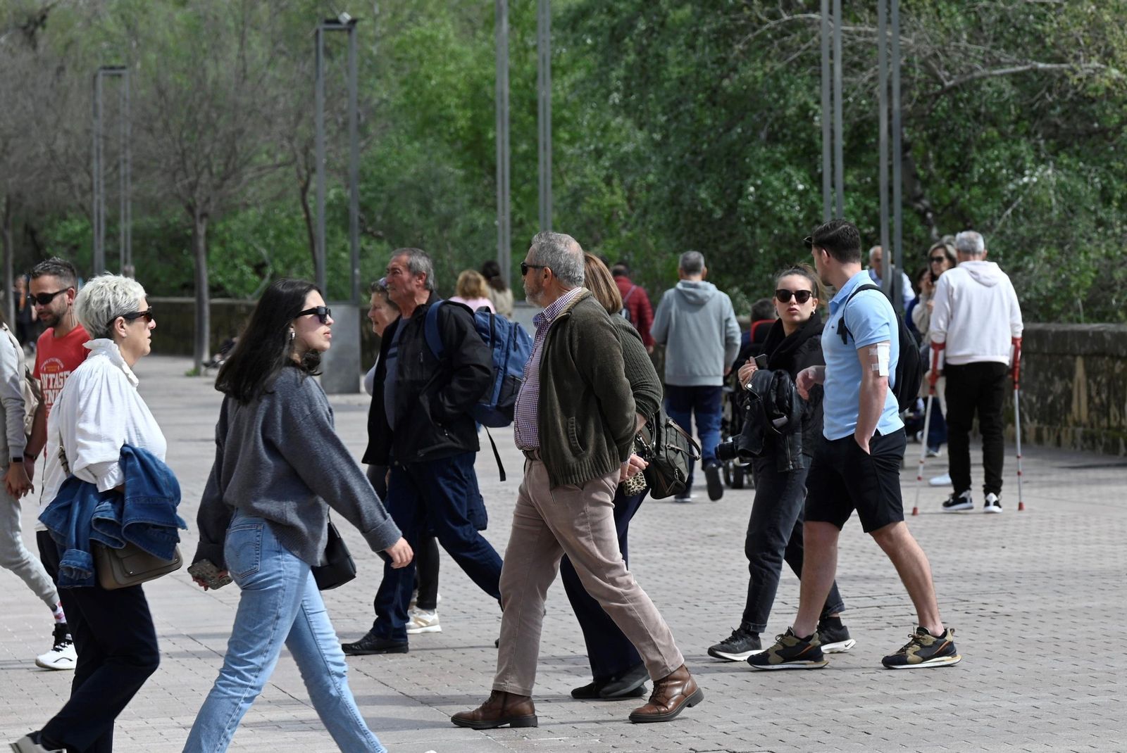 Los cordobeses aprovechan la tregua entre tormentas para salir a la calle, en imágenes