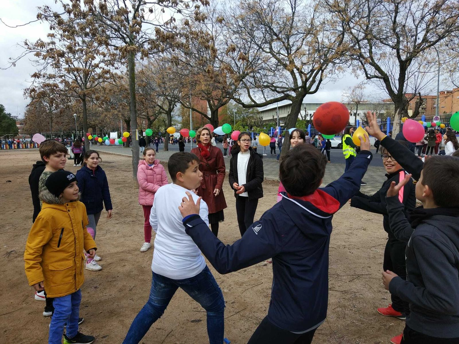 La delegada de Educación, en el centro, durante uno de los juegos.