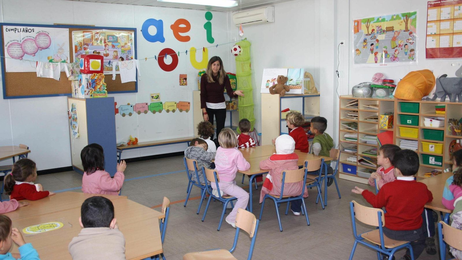 Una maestra imparte clase en un aula de Infantil.