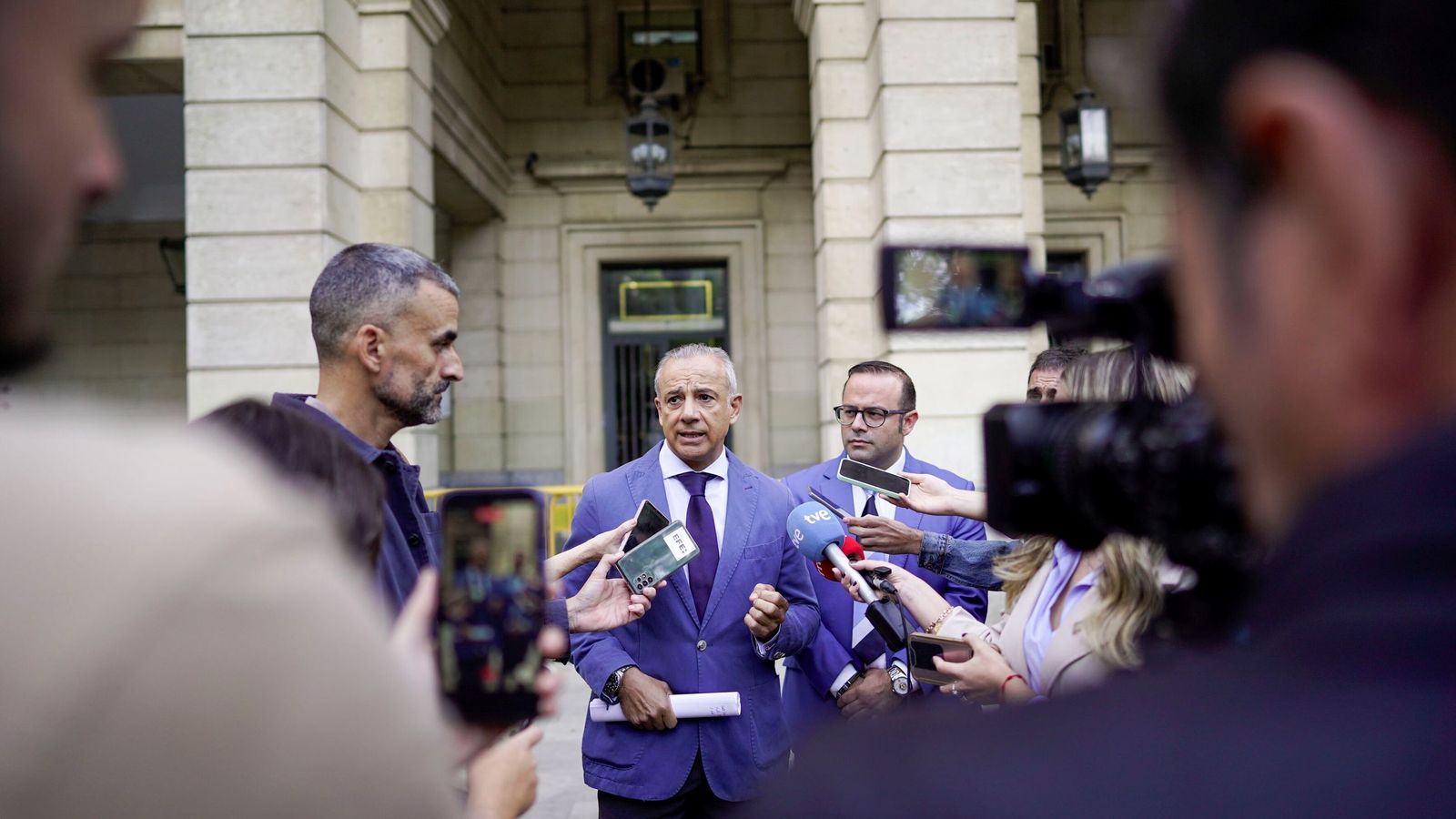 Los abogados Manuel Parrilla y Germán Grima, a las puertas de la Audiencia de Sevilla.