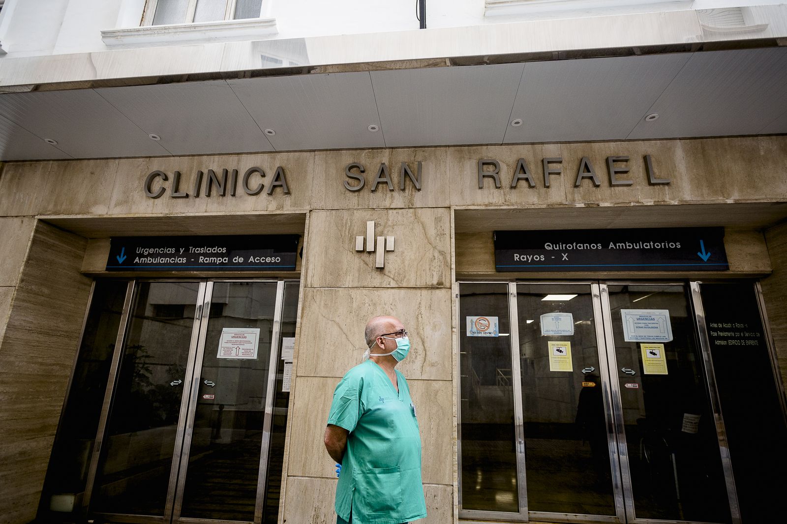 Un sanitario en la puerta de la clínica de San Rafael