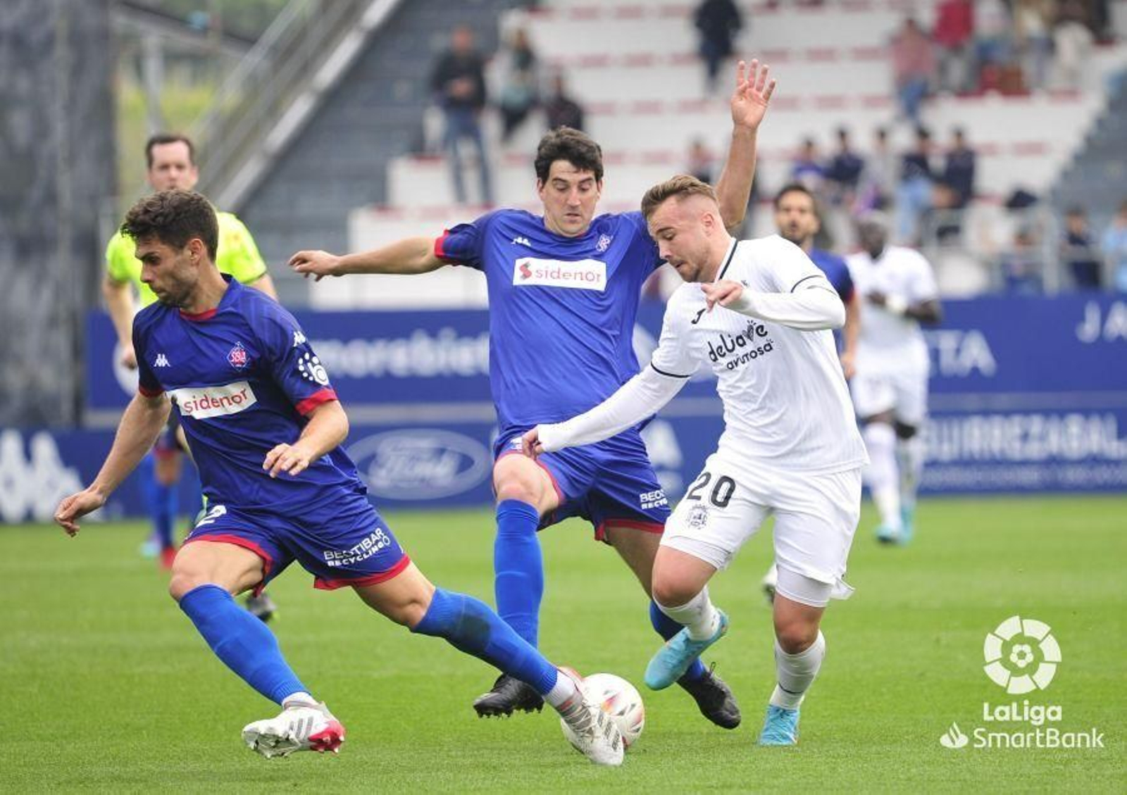 El malagueño Javi Ontiveros, en una acción del Amorebieta-Fuenlabrada.