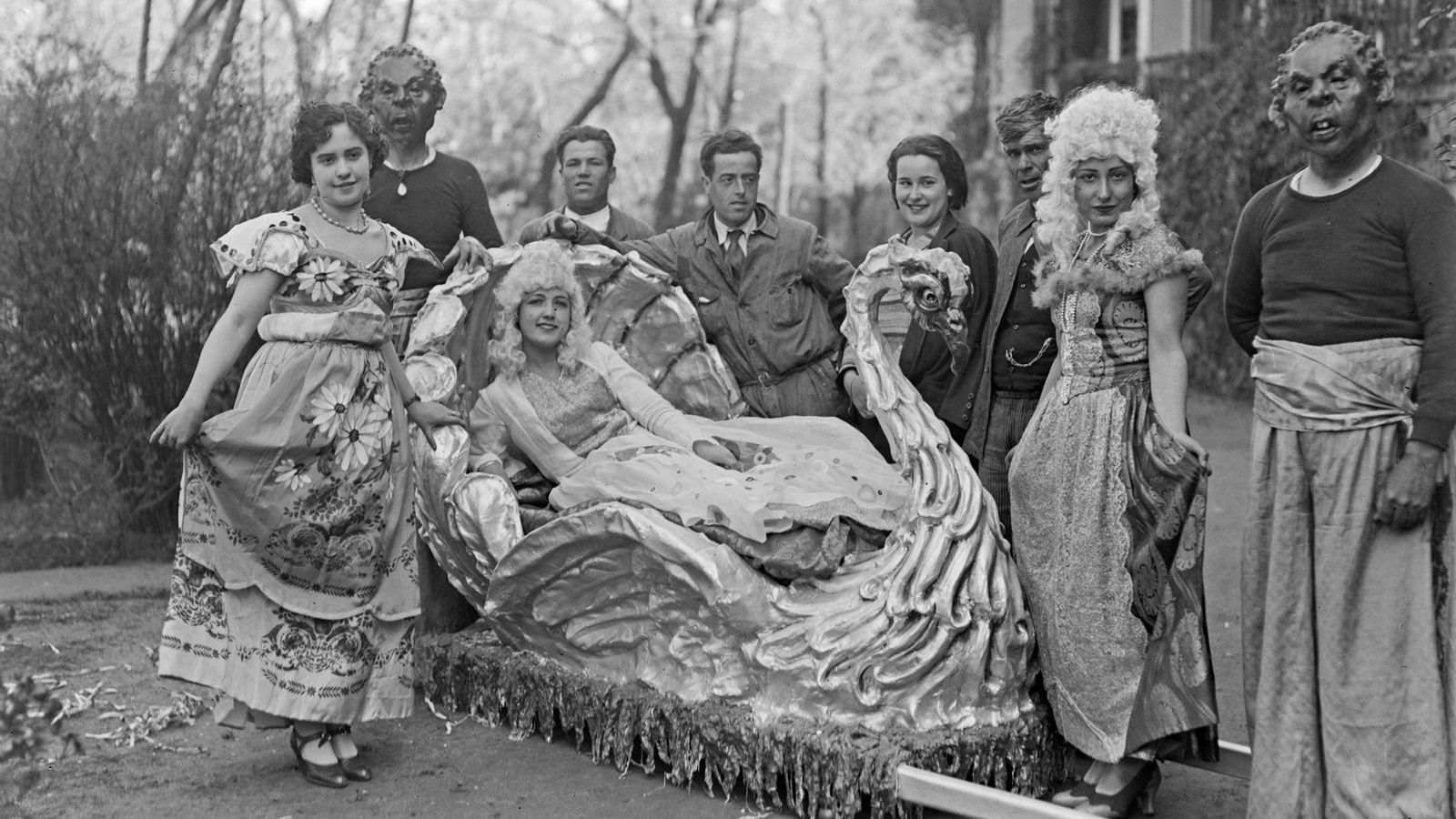 Algunos personajes del grupo El Carnaval romántico con algunos de los artistas y artesanos creadores.