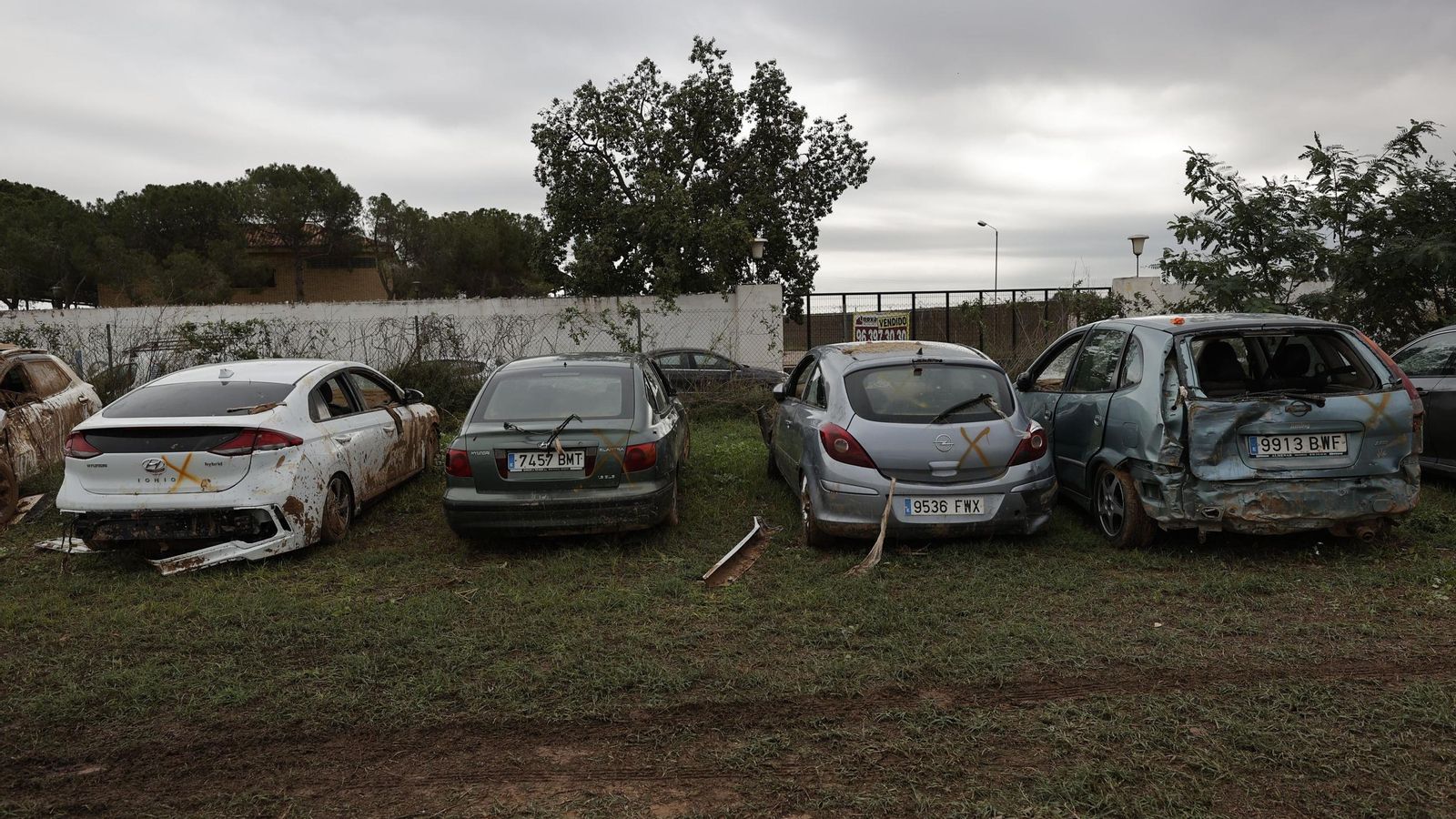 Vehículos apilados en Paiporta