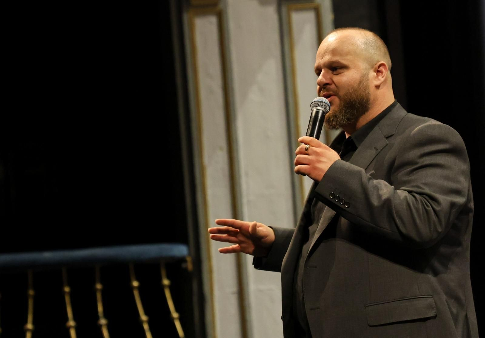 El concierto de David Barrull y la Orquesta Sinfónica de Triana en el Teatro Cervantes, en imágenes