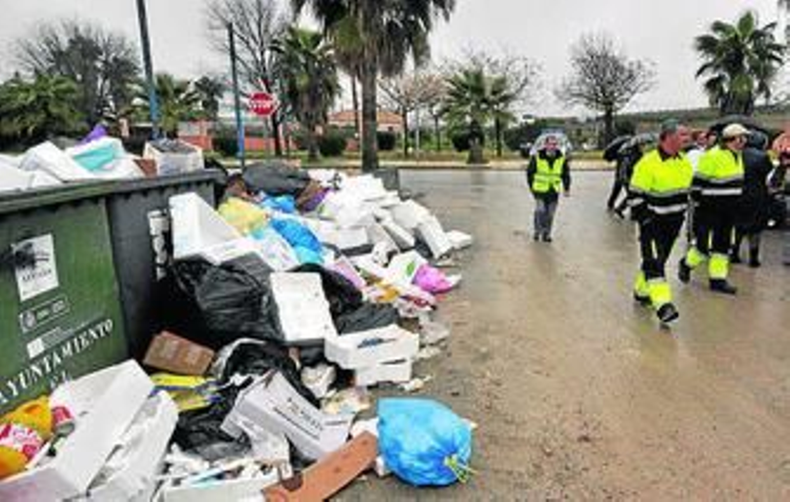 Basura acumulada ante el almacén municipal.