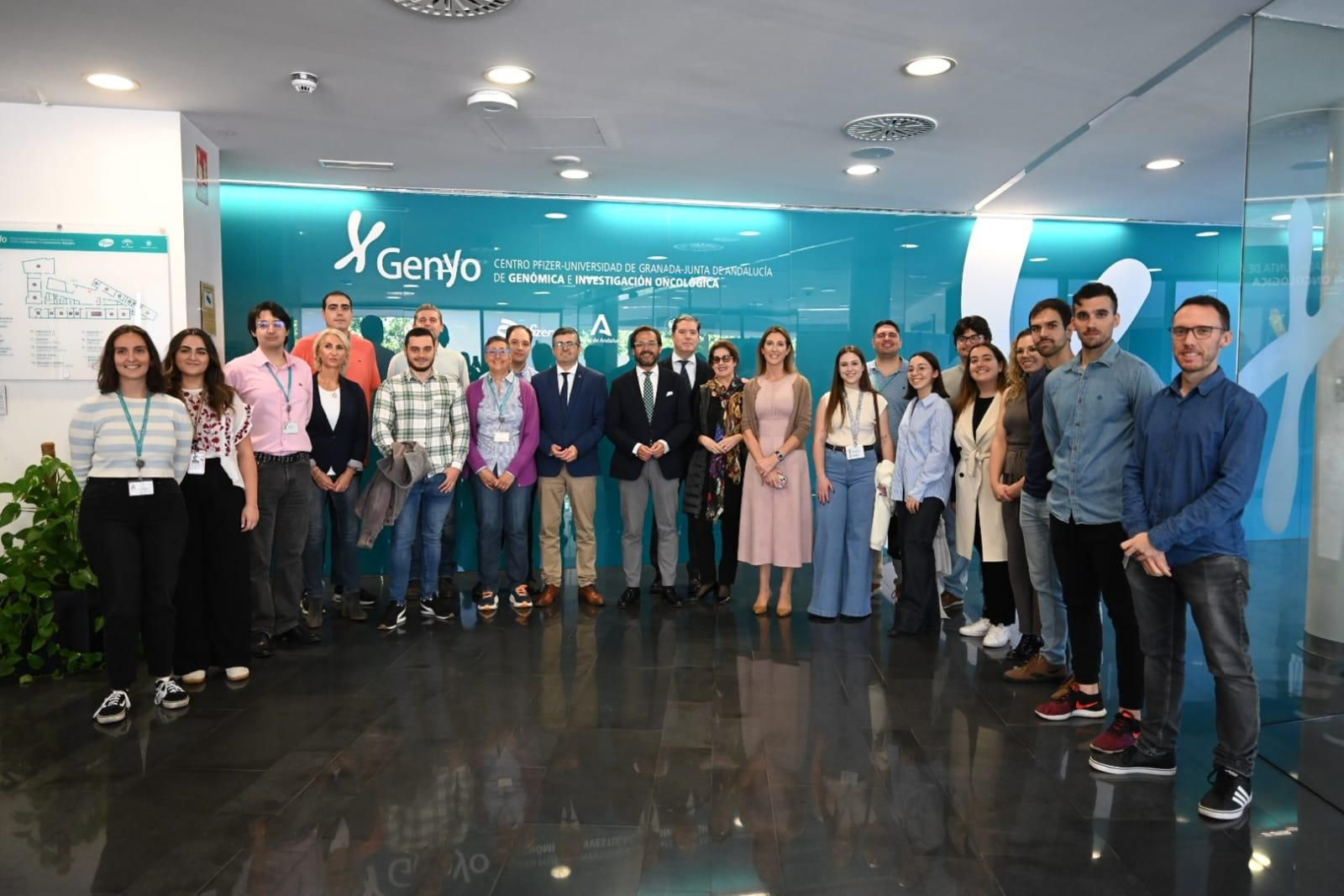 Imagen de la visita de los representantes de la Junta al centro Genyo