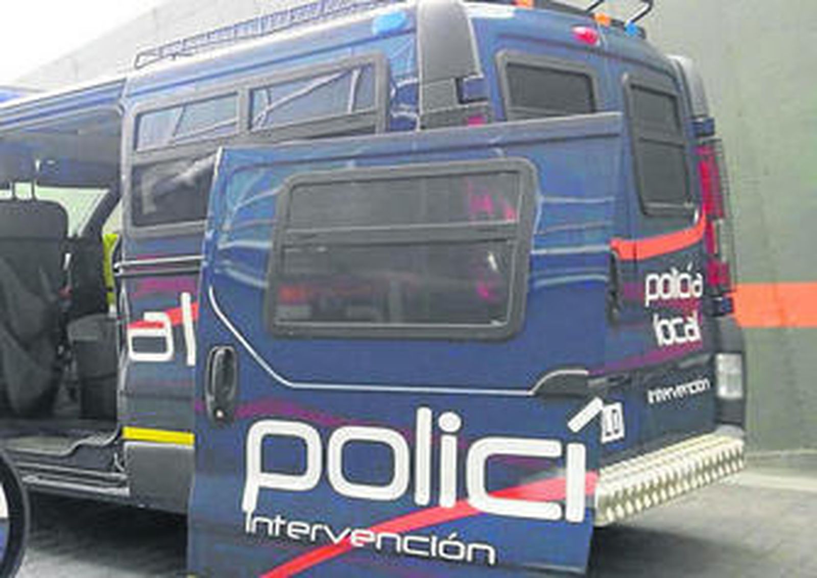 Un taller lleno de patrulleros de la Policía Local.