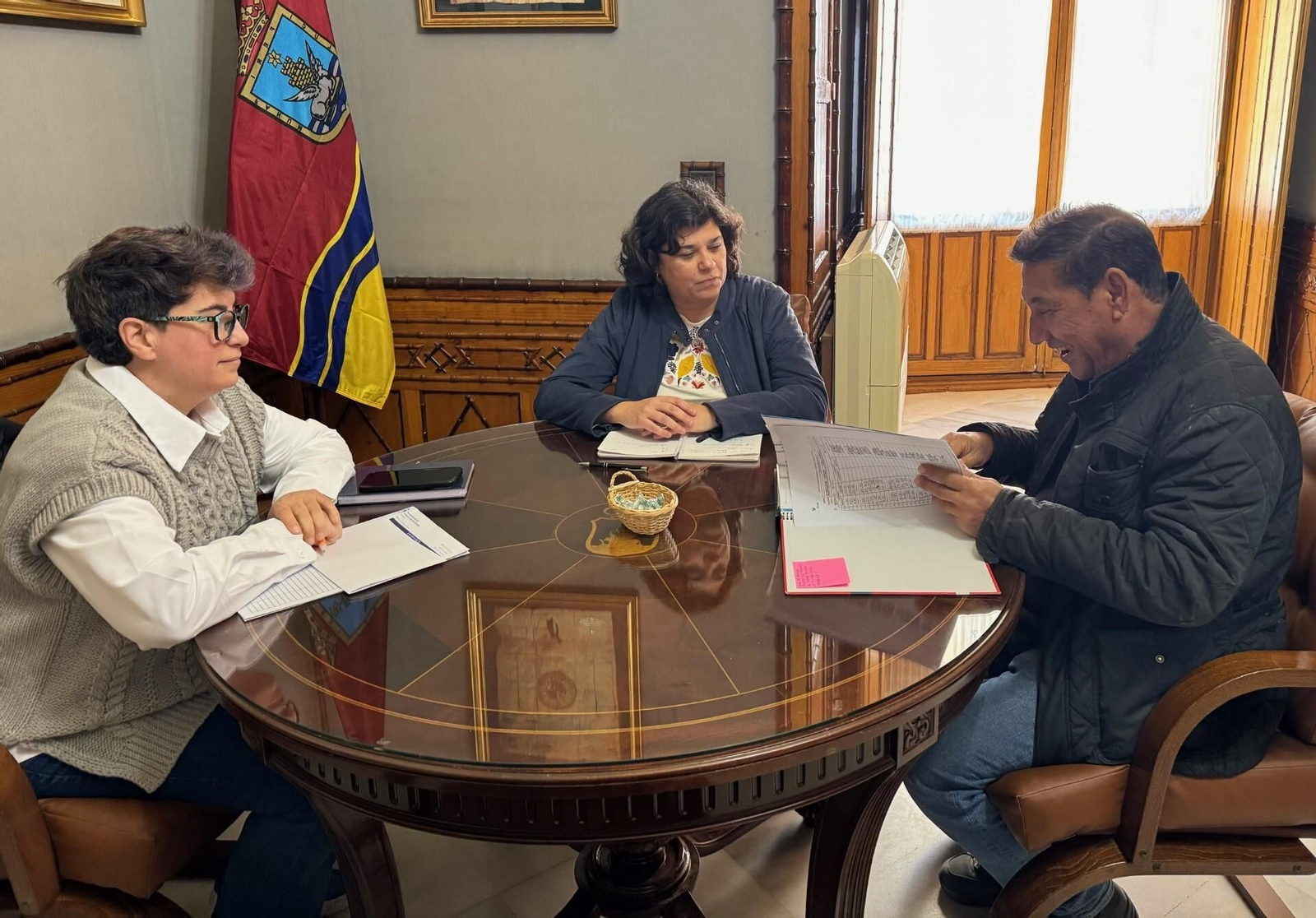 La alcaldesa, Carmen Álvarez, en el centro junto a José Juan Chans, gerente del Espacio Natural de Doñana, y la delegada de Medio Ambiente, Carmen Pozo.