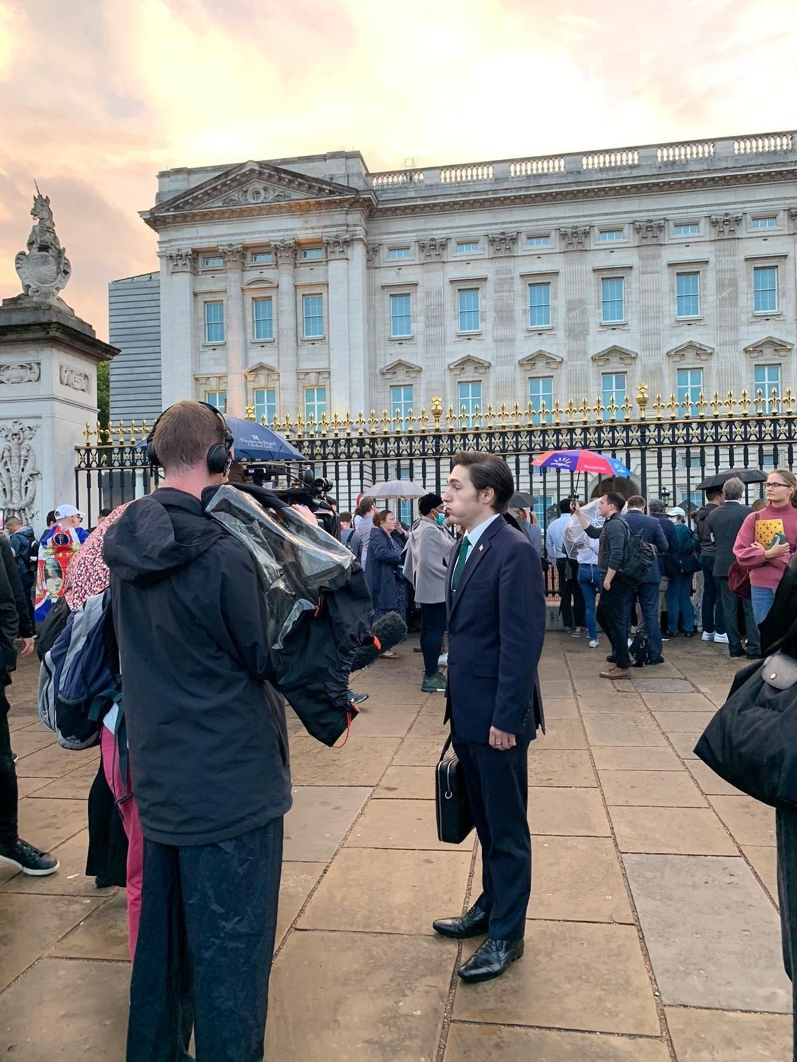 Los británicos acuden a Buckingham Palace tras el anuncio de la muerte de Isabel II
