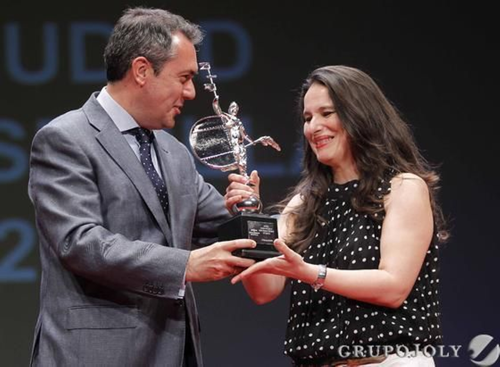 Premio Ciudad de Sevilla por su labor en el fomento del deporte al Club Gimnástico Sur.

Foto: Juan Carlos Muñoz