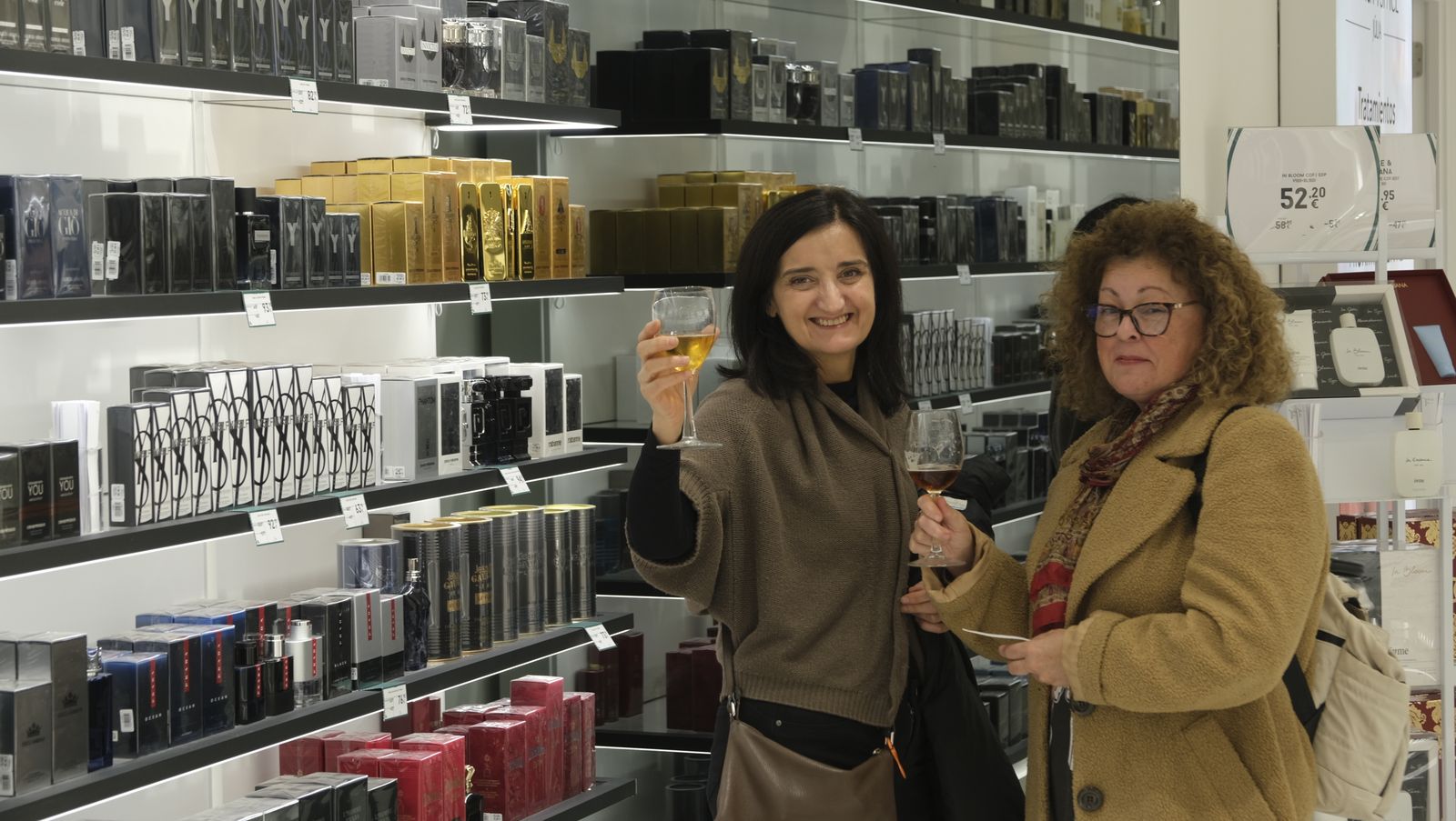 Perfumería Júlia abre de nuevo sus puertas, en Almería