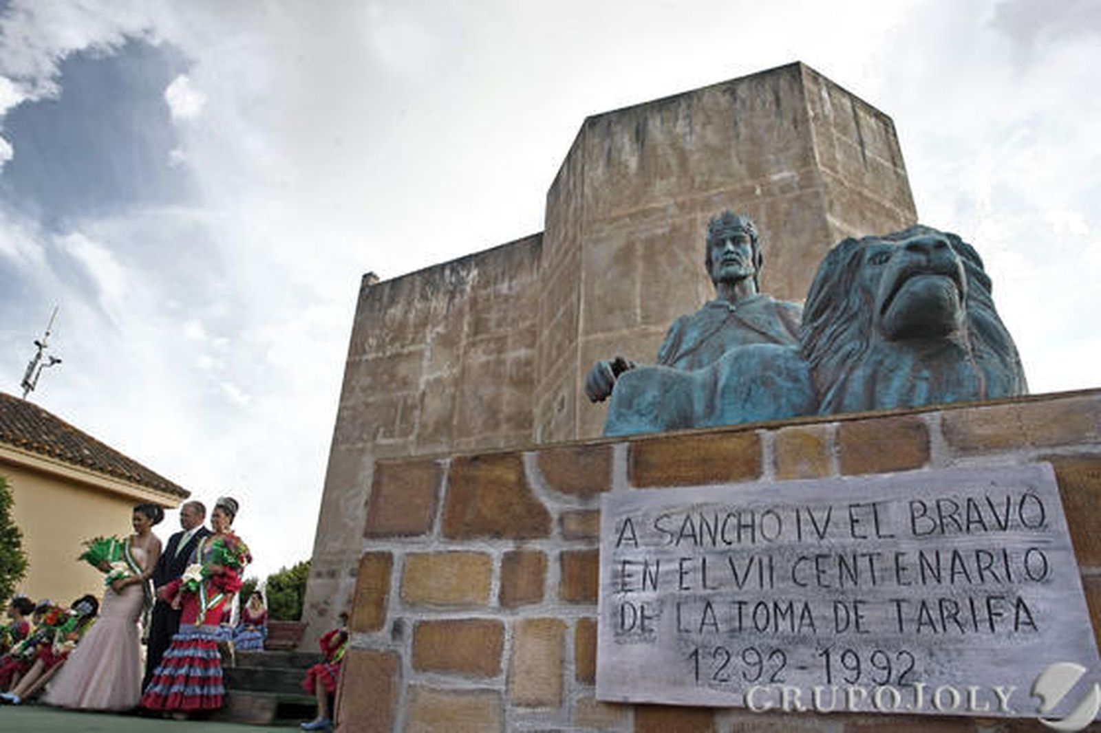 Las autoridades locales coronan a las reinas infantil y juvenil, María Jiménez y Marta Cabello

Foto: Erasmo Fenoy