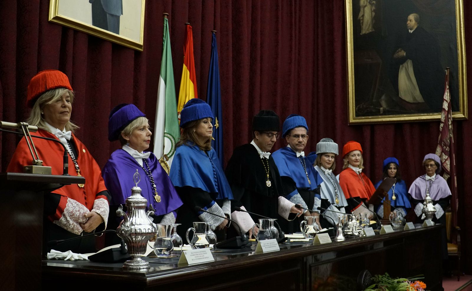 El rector y la junta de gobierno de la Universidad, con la toga y el birrete de los actos solemnes.