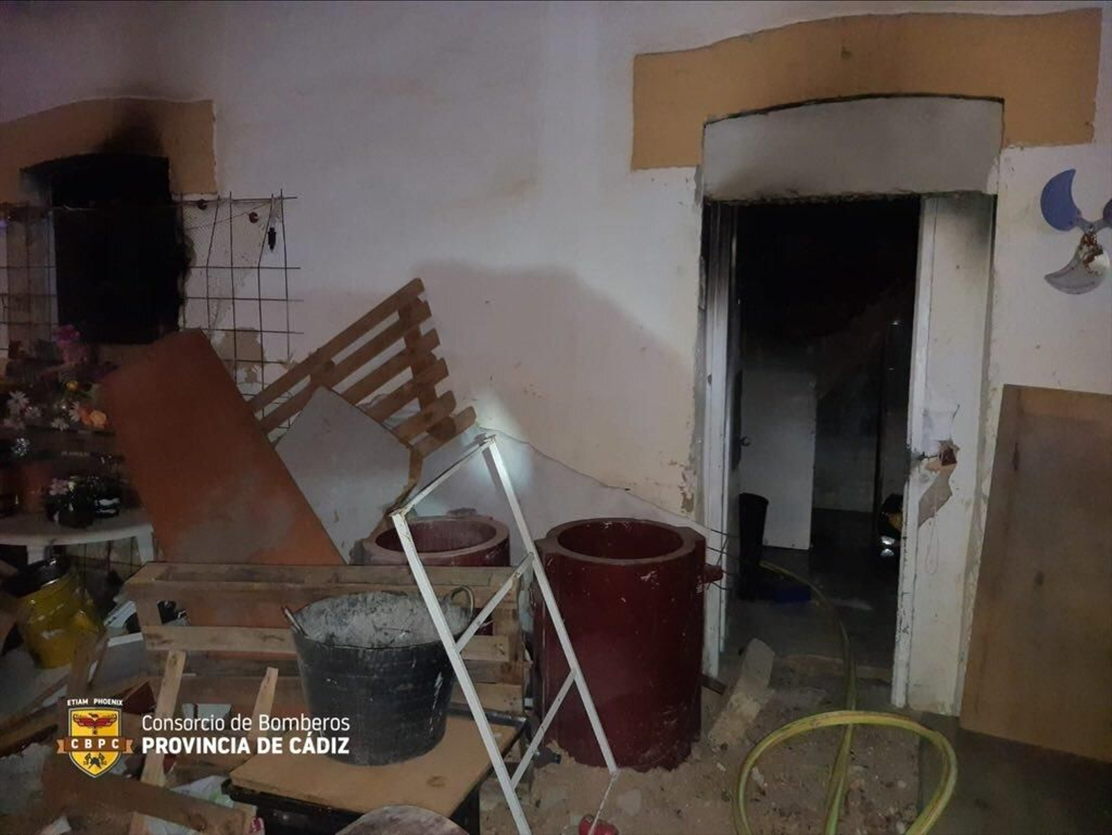 Incendio en la caseta junto a la estación de Renfe de Cádiz