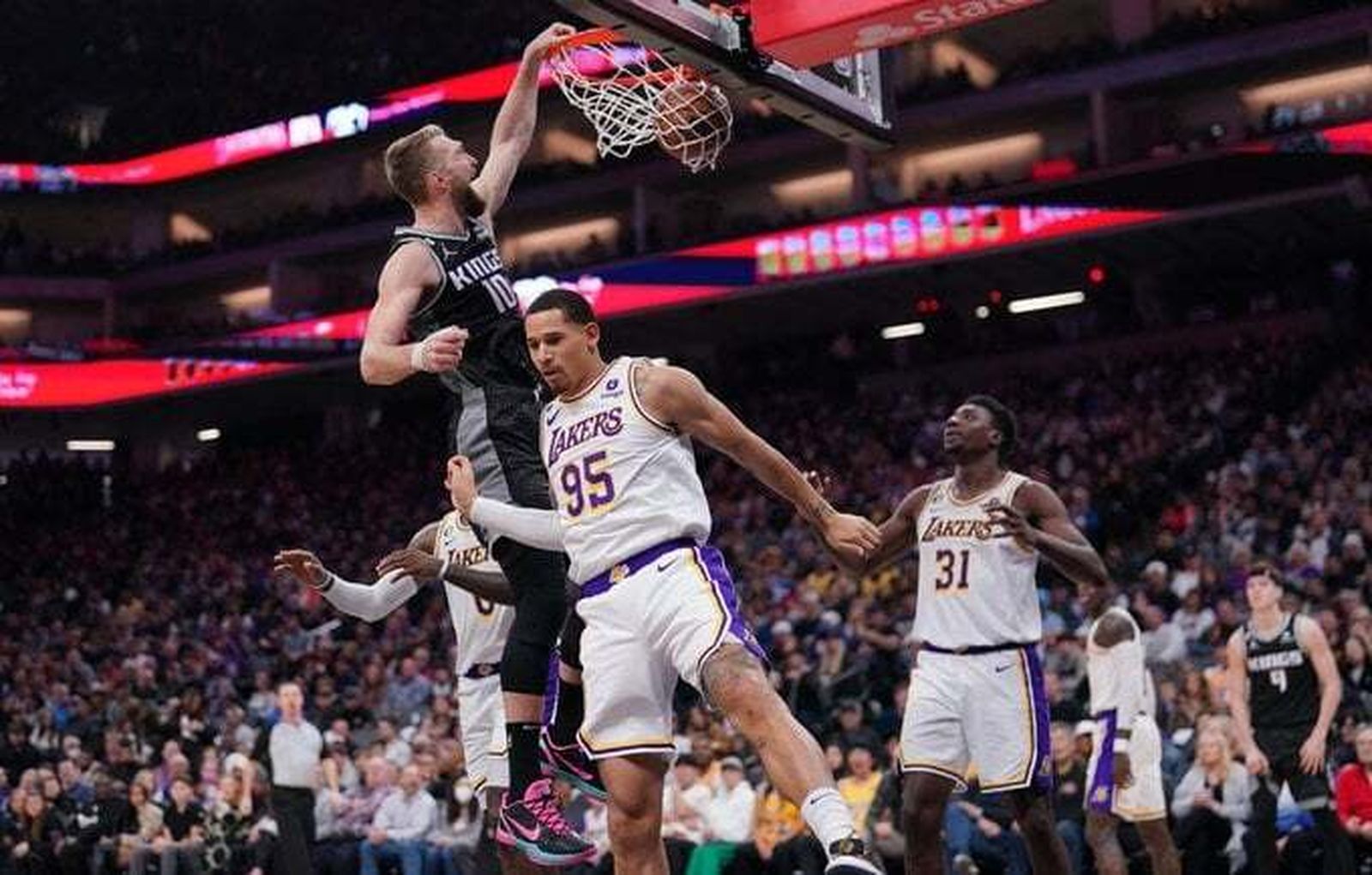 Domas Sabonis realiza un mate.