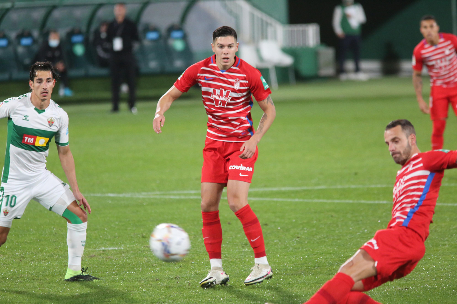 Nehuén Pérez observa un remate en el área de Soldado.