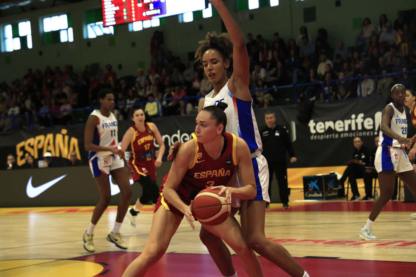 Fotos del partido y ambiente en el España-Francia del Torneo Internacional de Baloncesto Femenino en La Línea