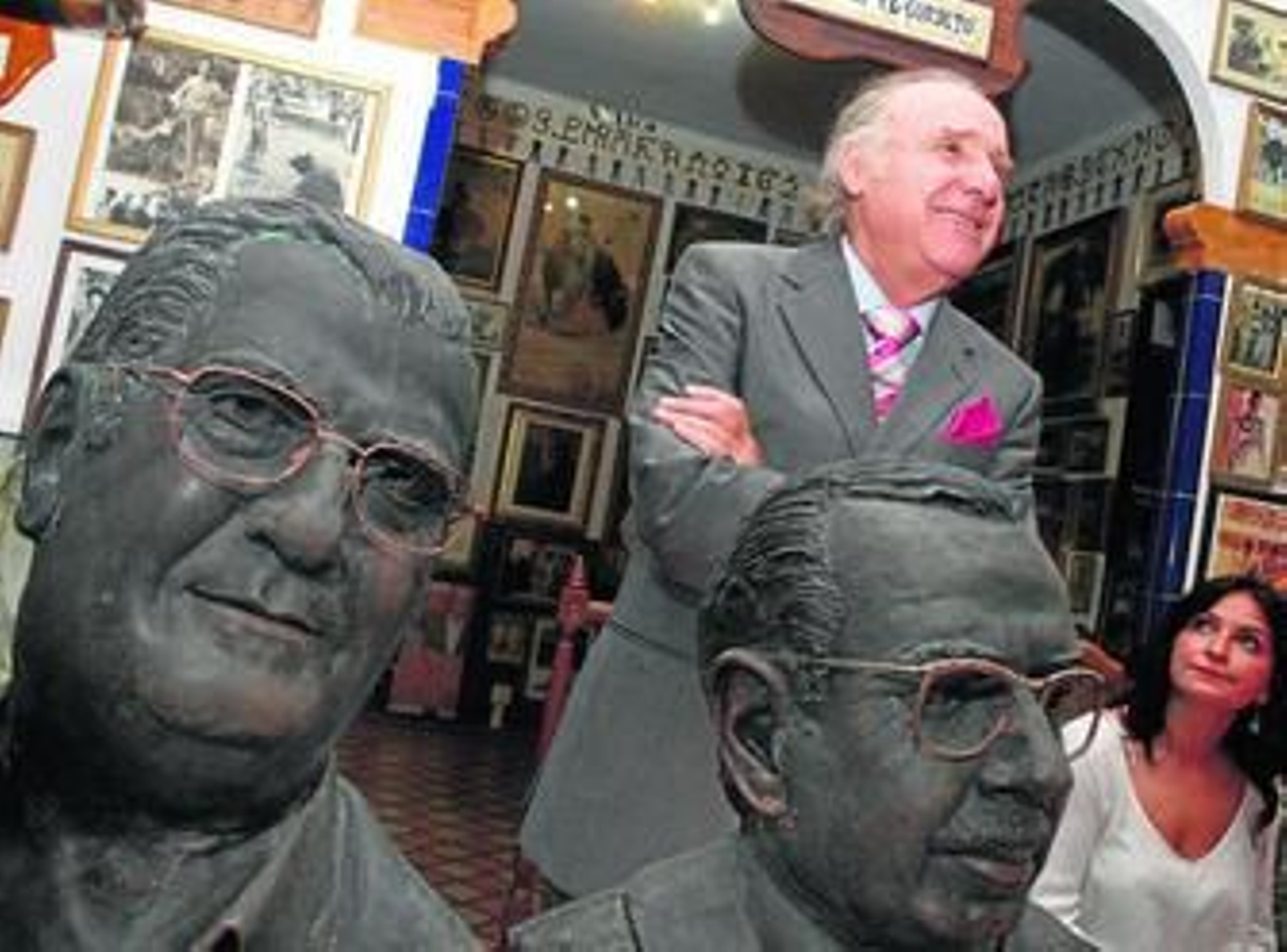 Miguelete, tras dos bustos realizados por el artista, junto a Sandra Falgueras, hija del escultor.