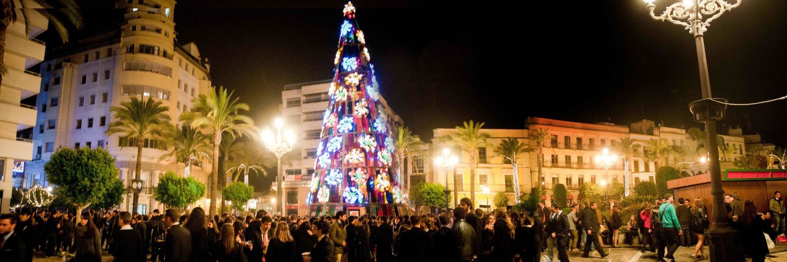 Grupos de jóvenes hacen botellón en la plaza del Arenal un 31 de diciembre.