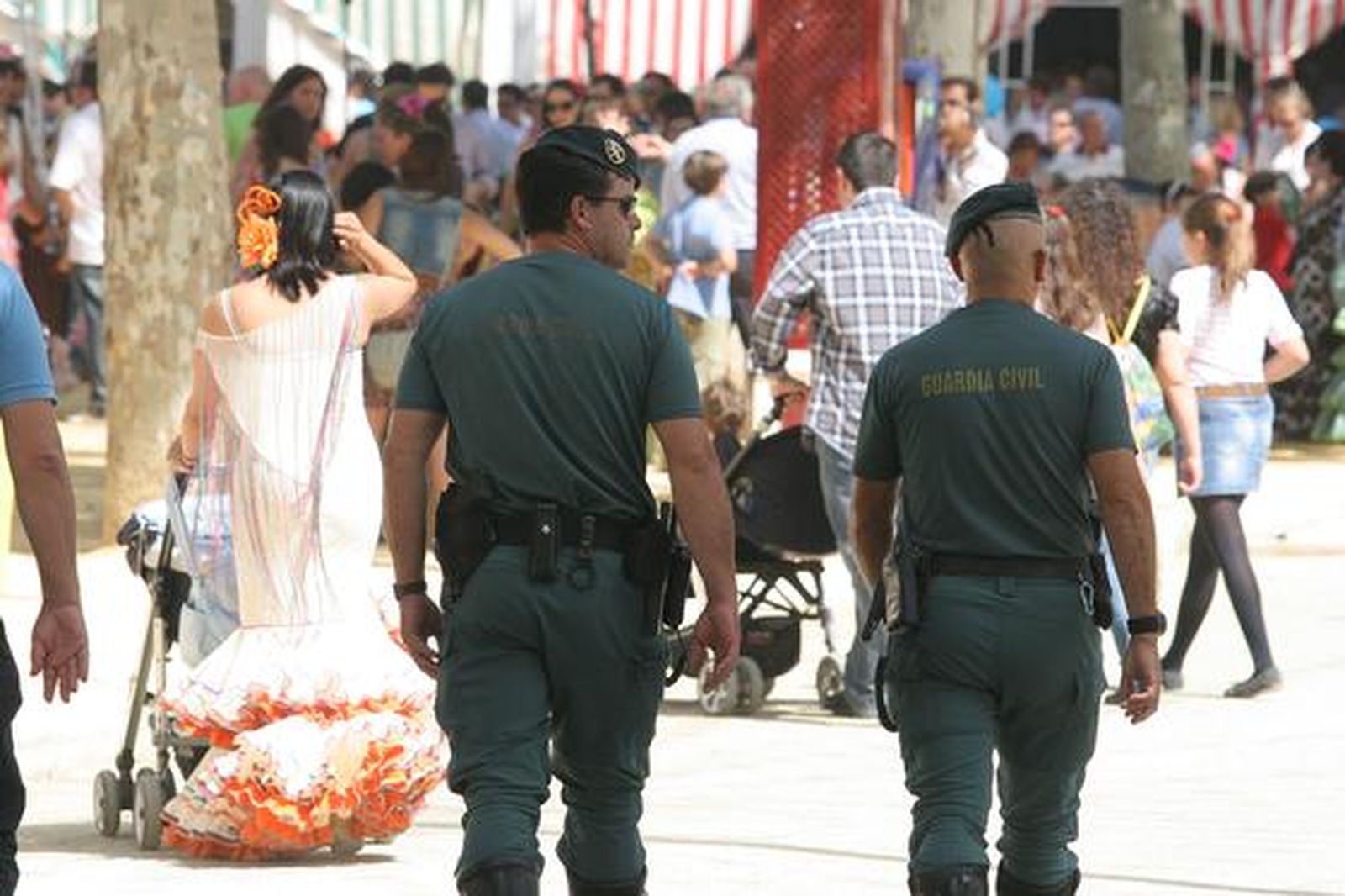 Efectivos de la Guardia Civil vigilando en Las Banderas. 

Foto: Andres Mora
