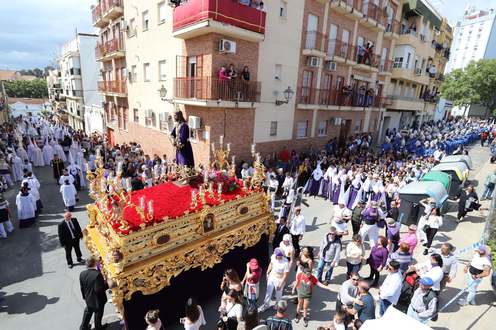 Imágenes del recorrido de la Hermandad del Cristo Cautivo de Huelva