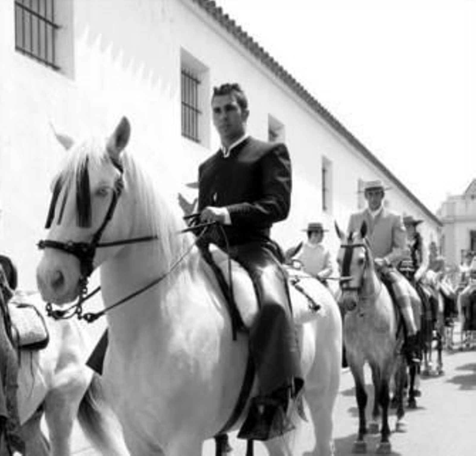 Los caballistas a su paso por el edificio Pósito durante la procesión de San Isidro.