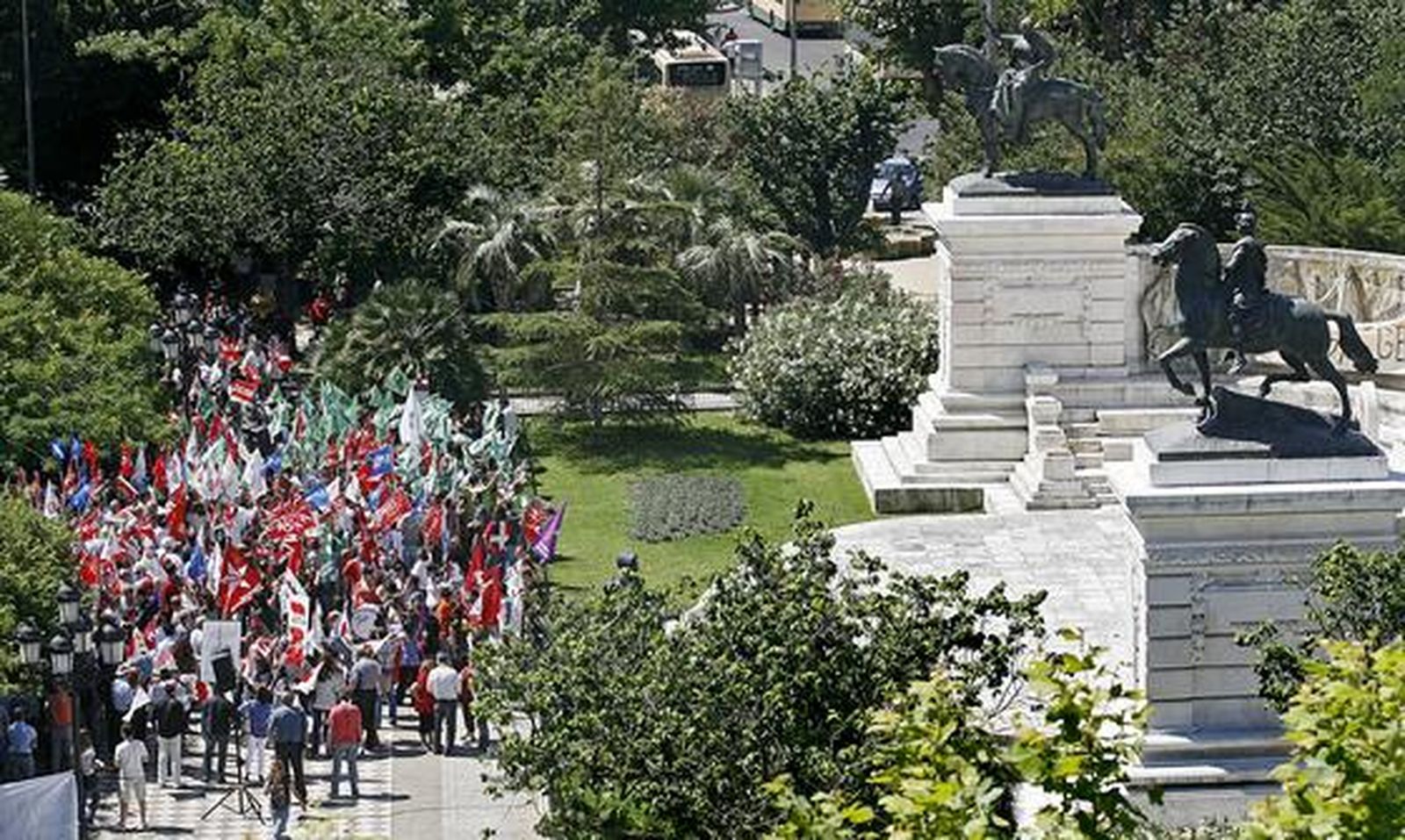 Más de 2.400 empleados públicos gaditanos secundan la huelga de funcionarios. 

Foto: Joaquin Pino