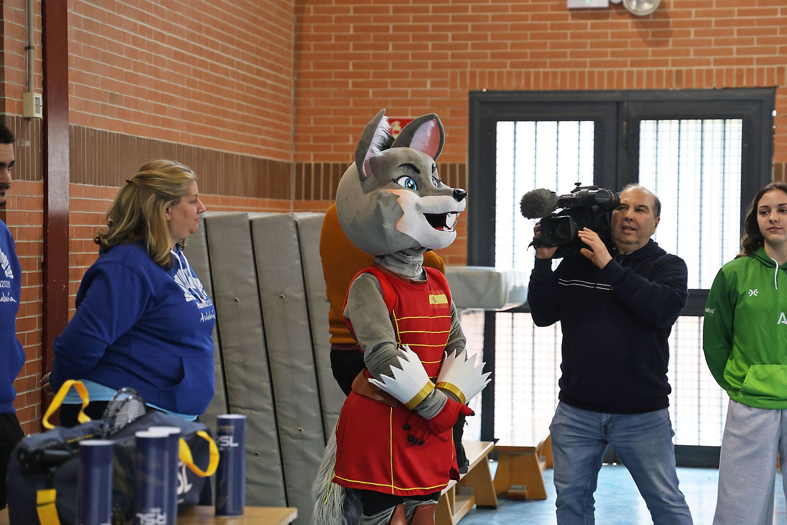 Exhibición práctica con alumnos y alumnas para promocionar el Campeonato de Europa de Bádminton en Huelva