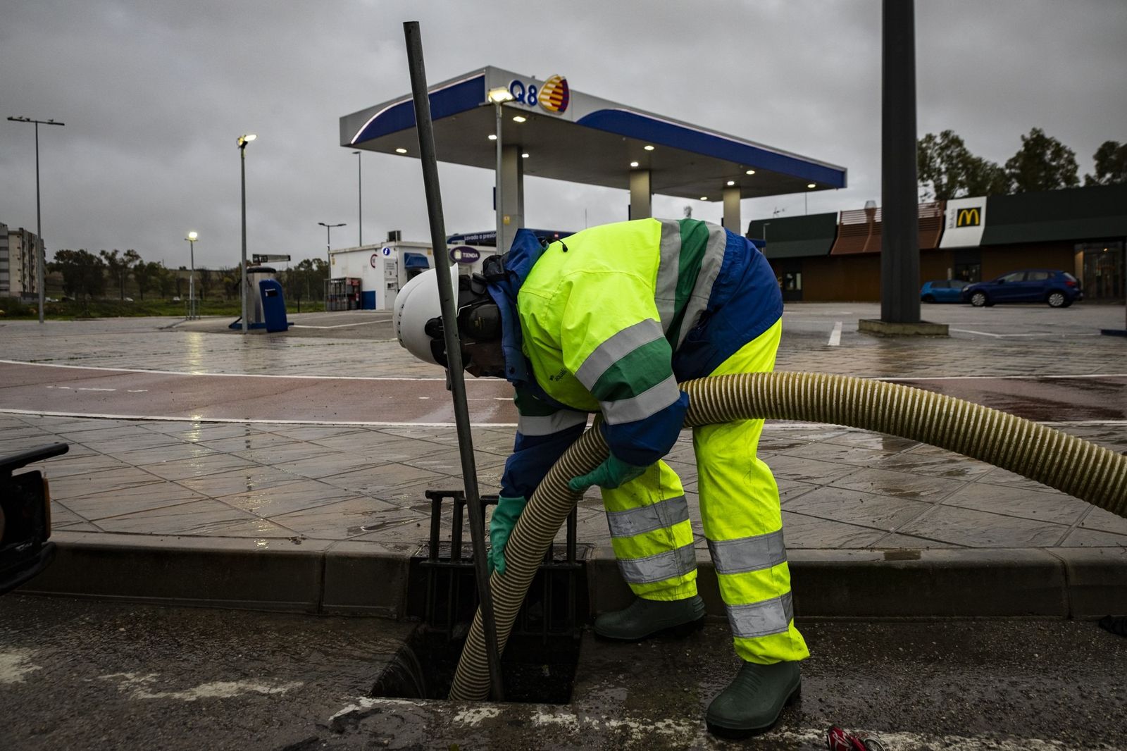 Operarios de Aqualia limpian un imboranl en la zona de El Portal