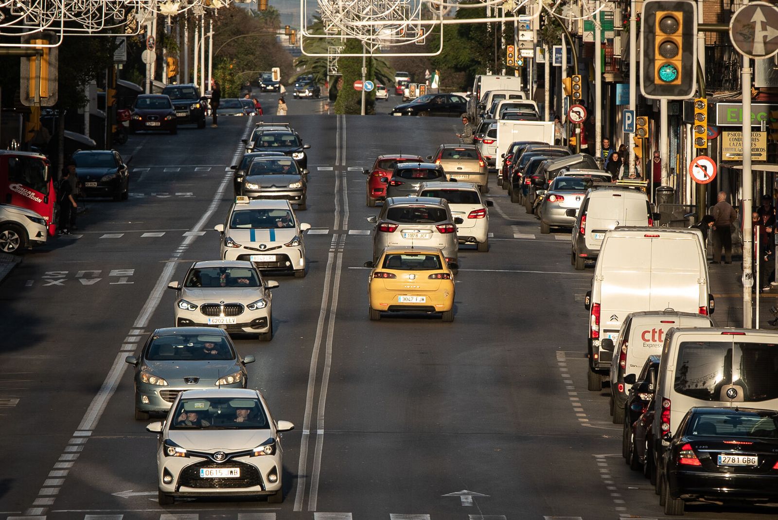 Vehículos circulando por Huelva.