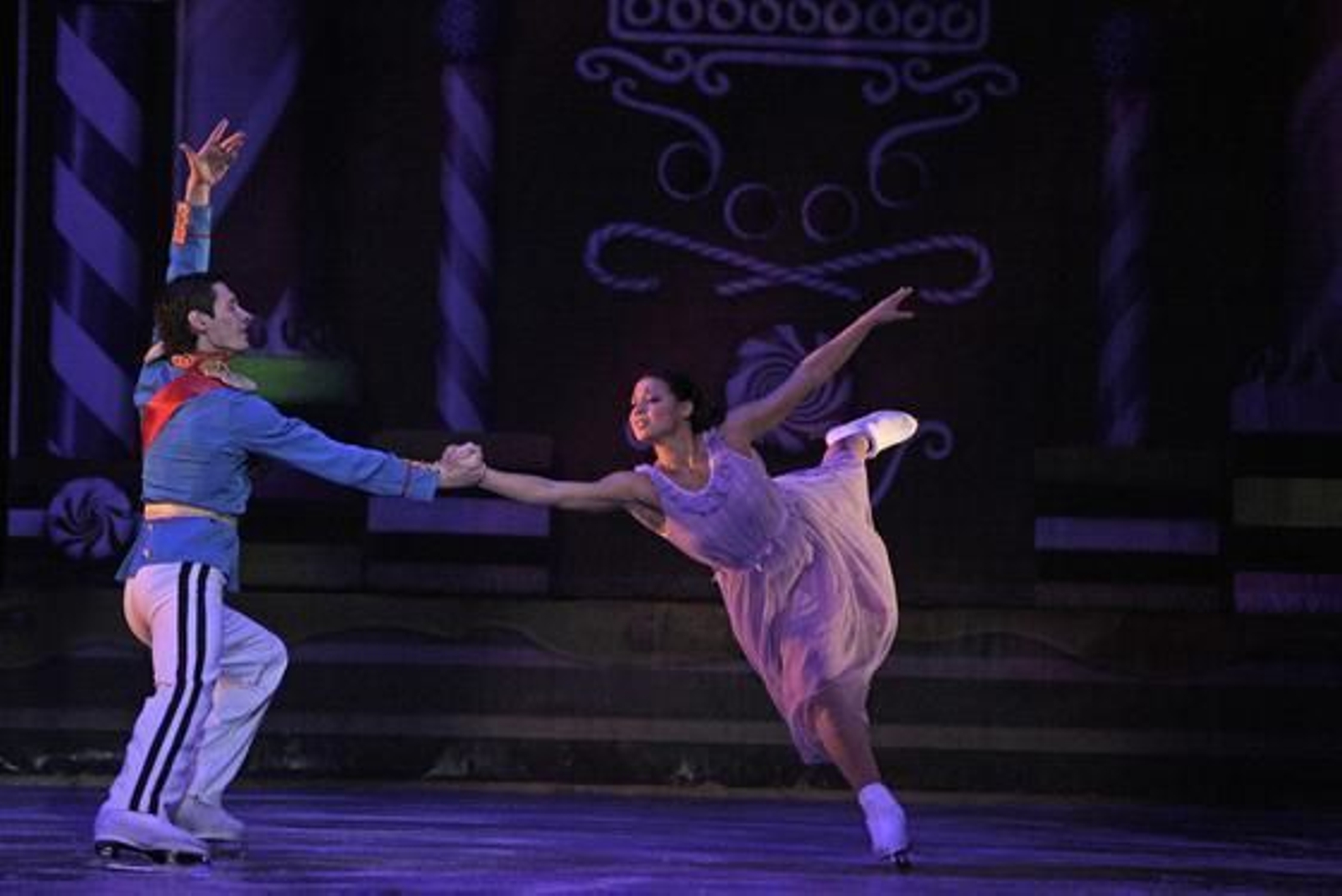 Imagen de 'El cascanueces' sobre el hielo en el Teatro de la Maestranza. / Antonio Pizarro