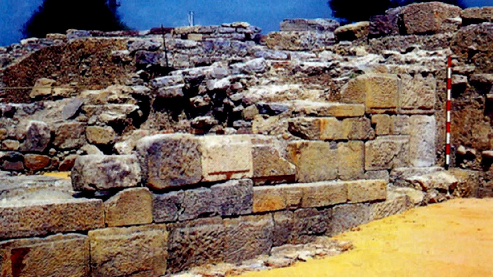 Muro de sillares de la puerta púnica.