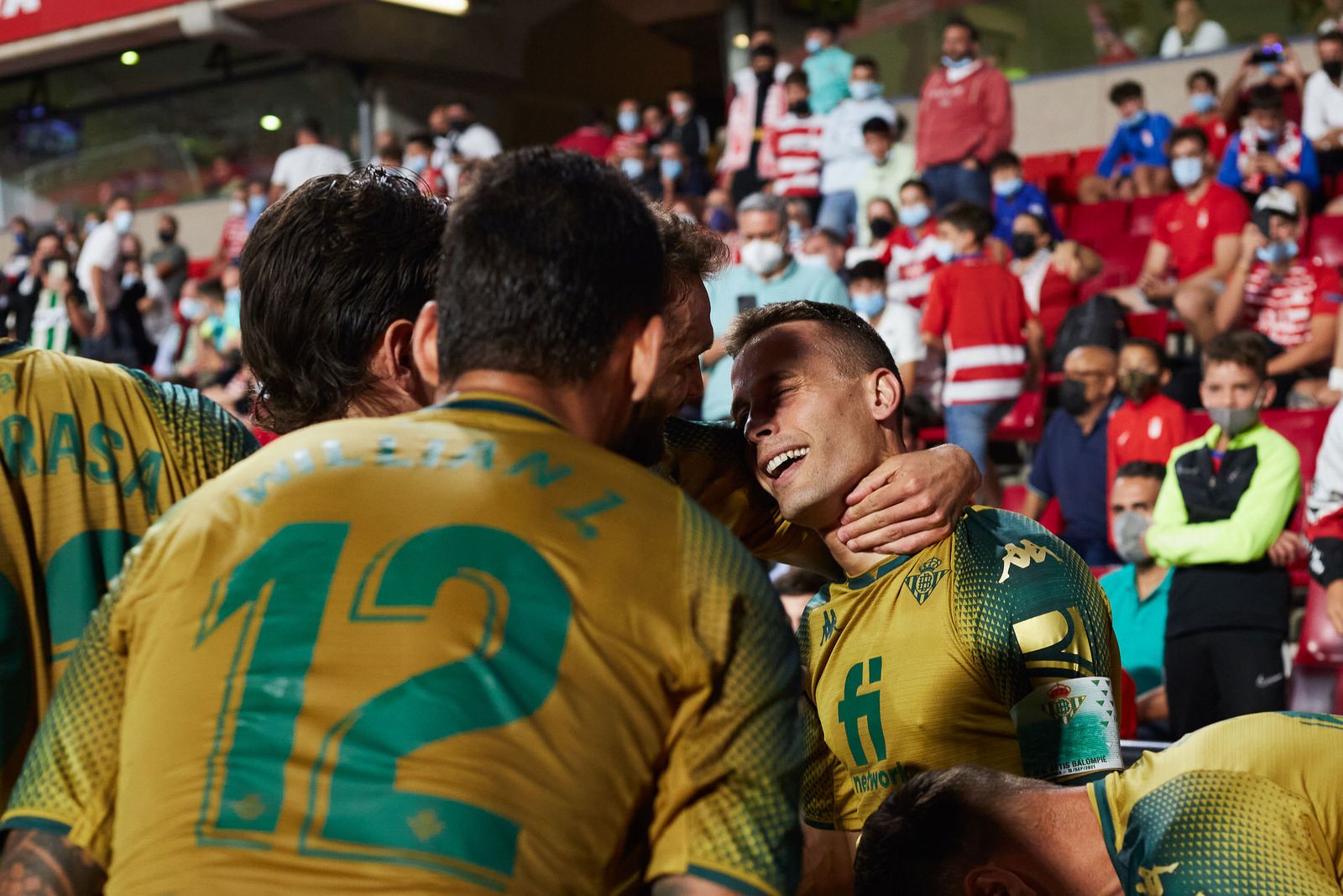 Canales es abrazado y felicitado por sus compañeros tras hacer el 1-2.