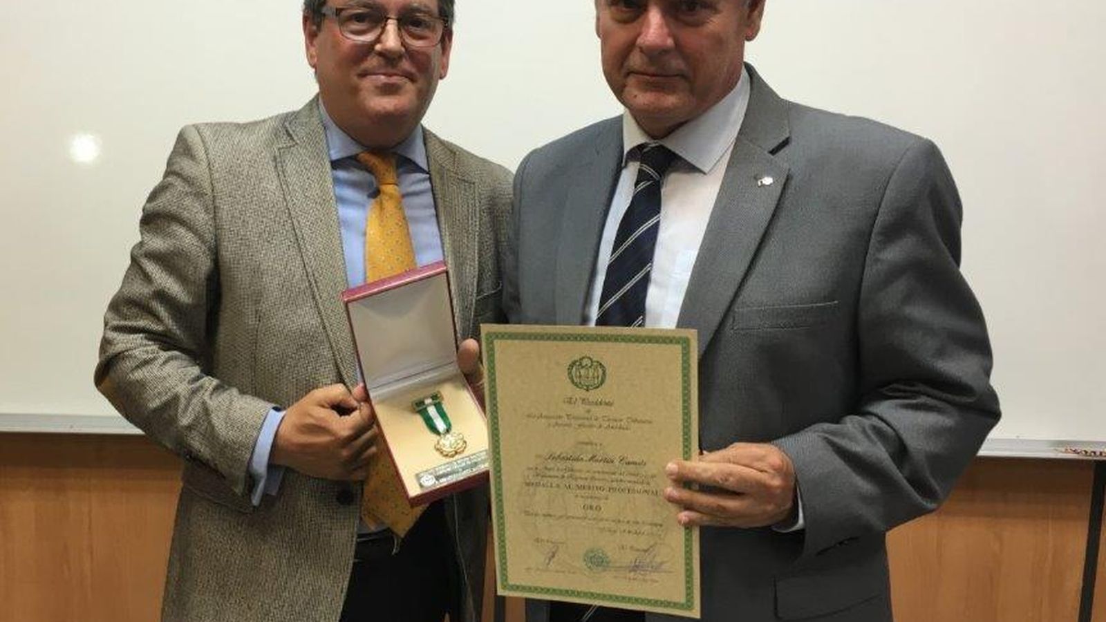 Entrega medalla por presidente Andalucía
