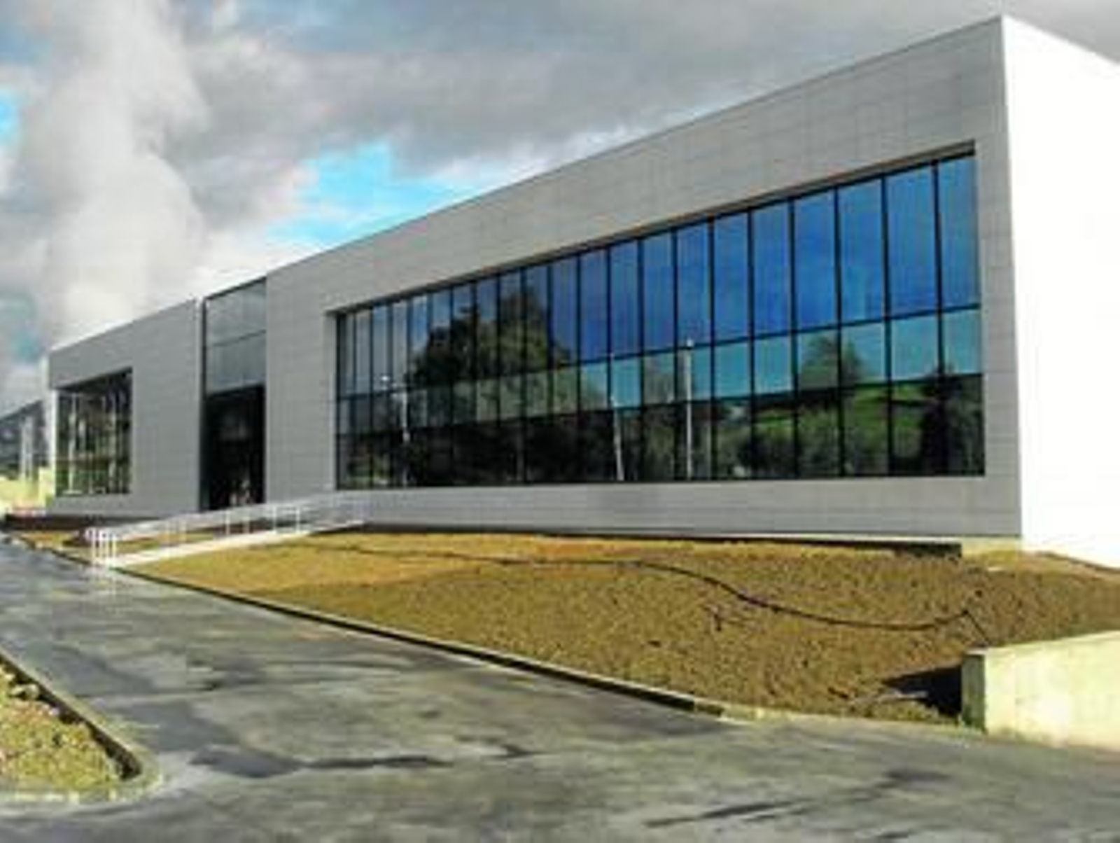 Vista exterior de la nueva fábrica de Epcos Electronic en el PTA que será inaugurada en marzo.