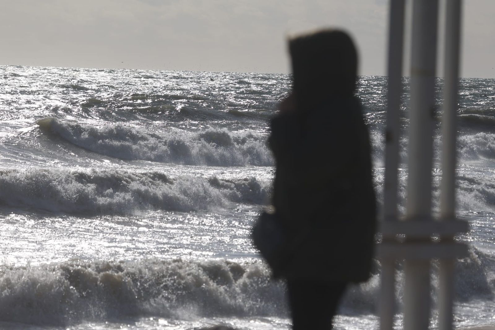 Fuerte oleaje este lunes en las playas de Málaga.