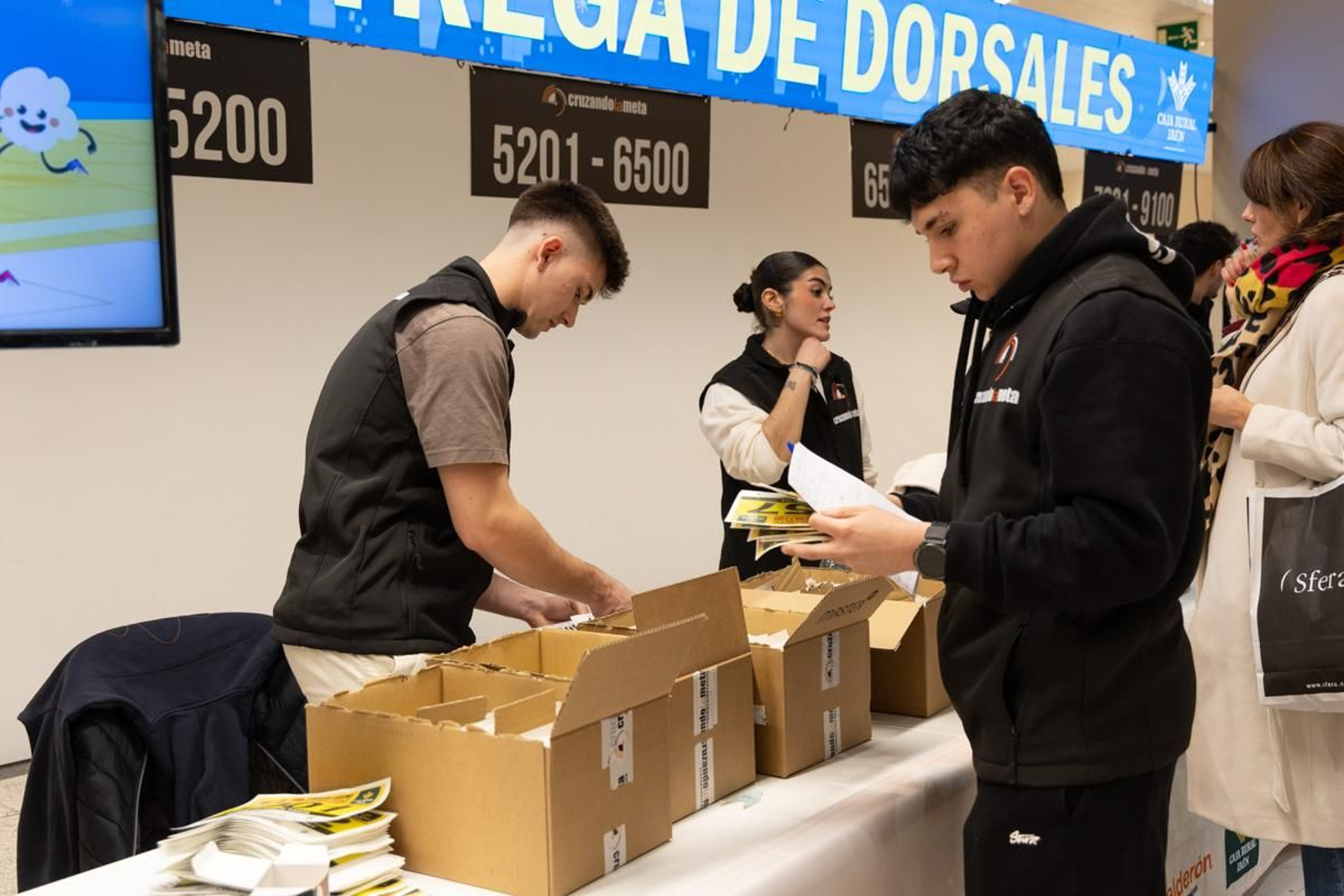 En imágenes: buen ritmo en el inicio de la recogida de dorsales para la Carrera de San Antón