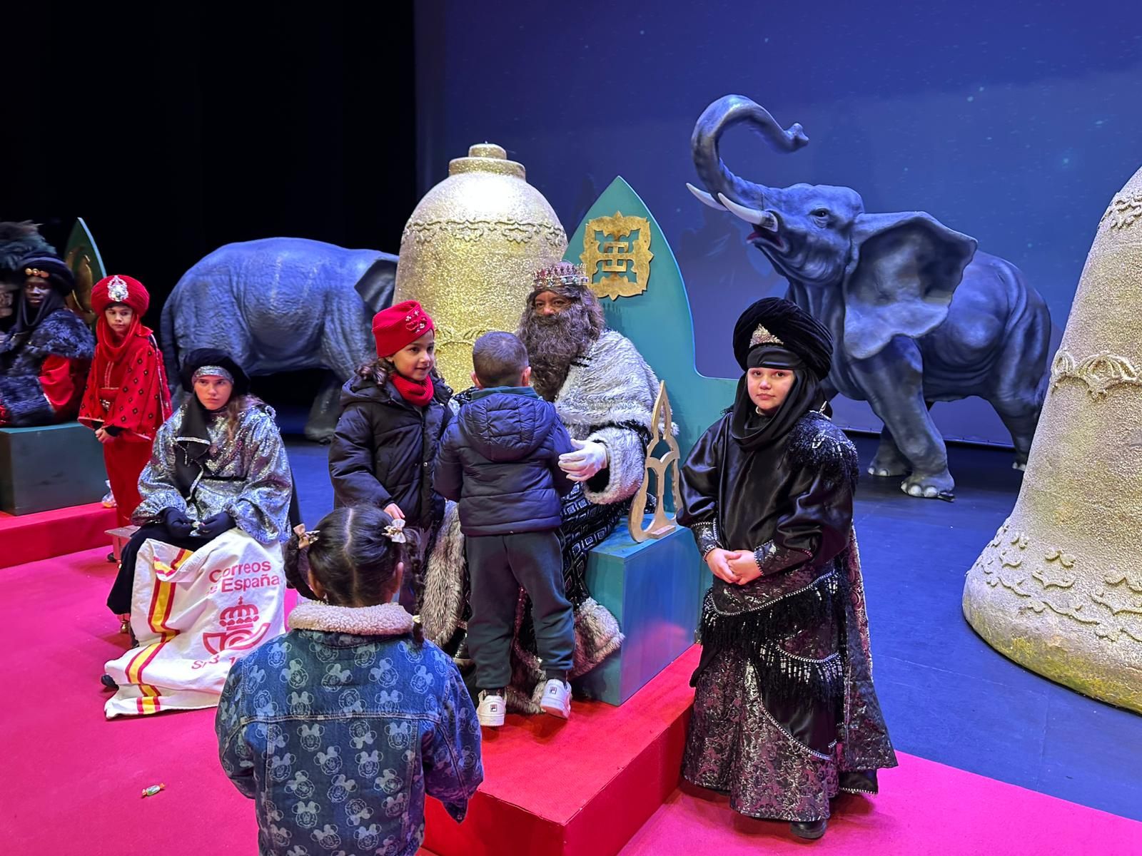 De la Residencia de Mayores a las calles: imágenes del paso de los Reyes Magos por Huércal-Overa