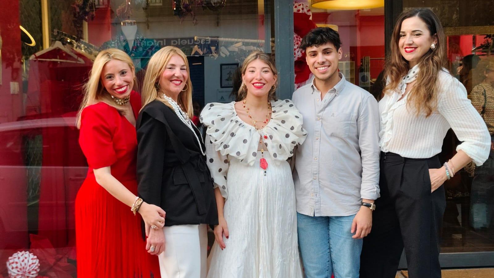 Paola, Anabel y Marta, de El Armario de Paola, Beltrán, de La Parrala Tapas, y Marisa Flores, consultora de belleza, antes de la masterclass de maquillaje para la Feria de Abril.